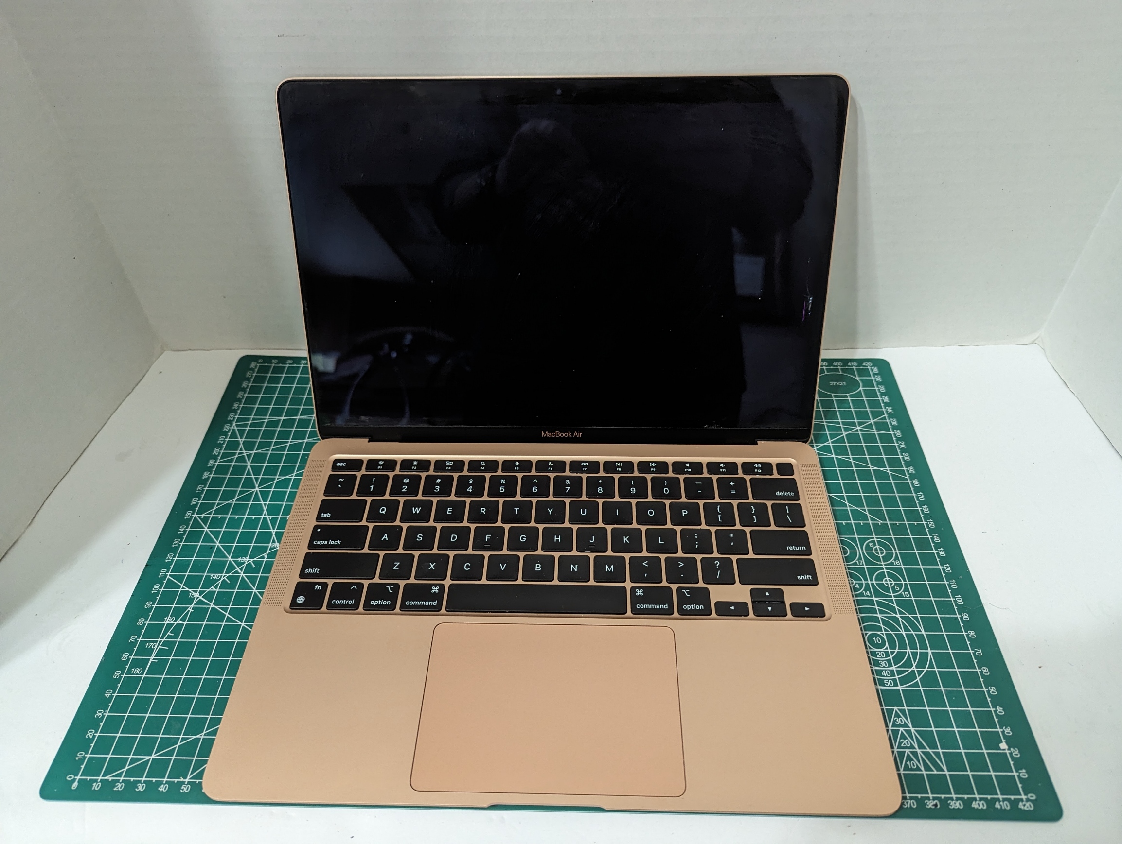 MacBook Air A2337 13.3" M1 Gold (LCD Broken) 