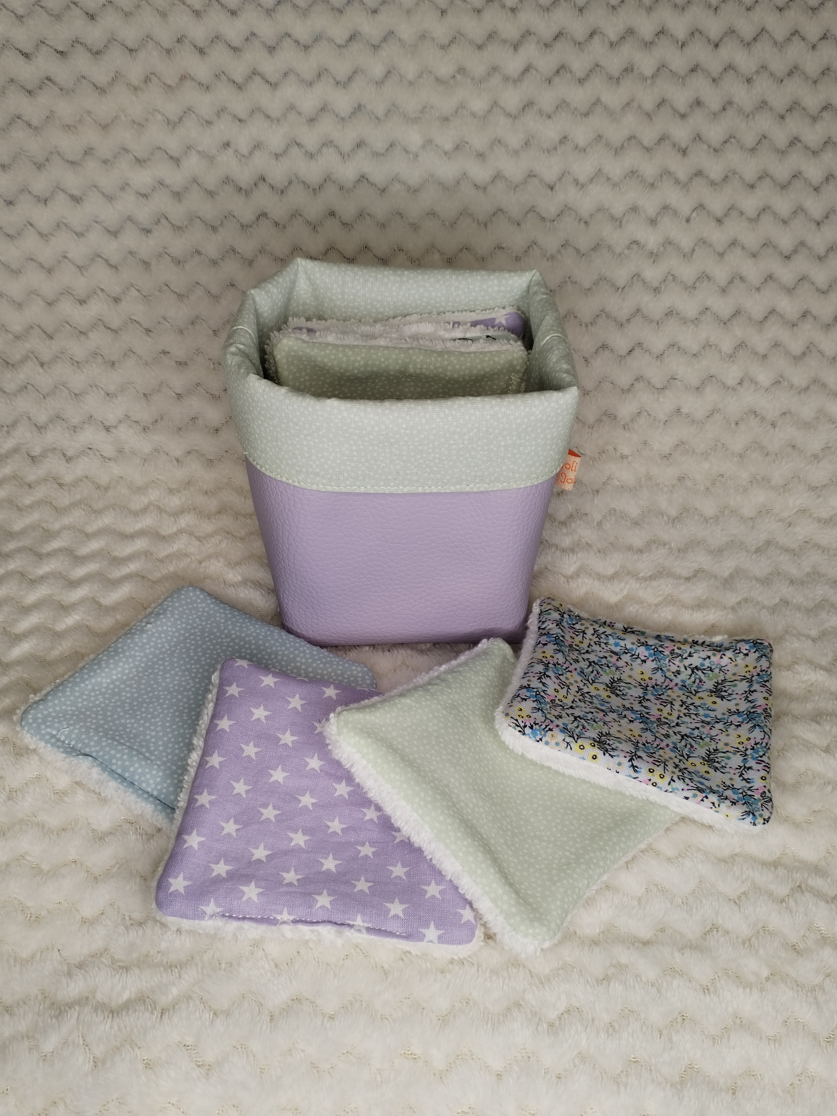 Panière violette et ses 7 lingettes