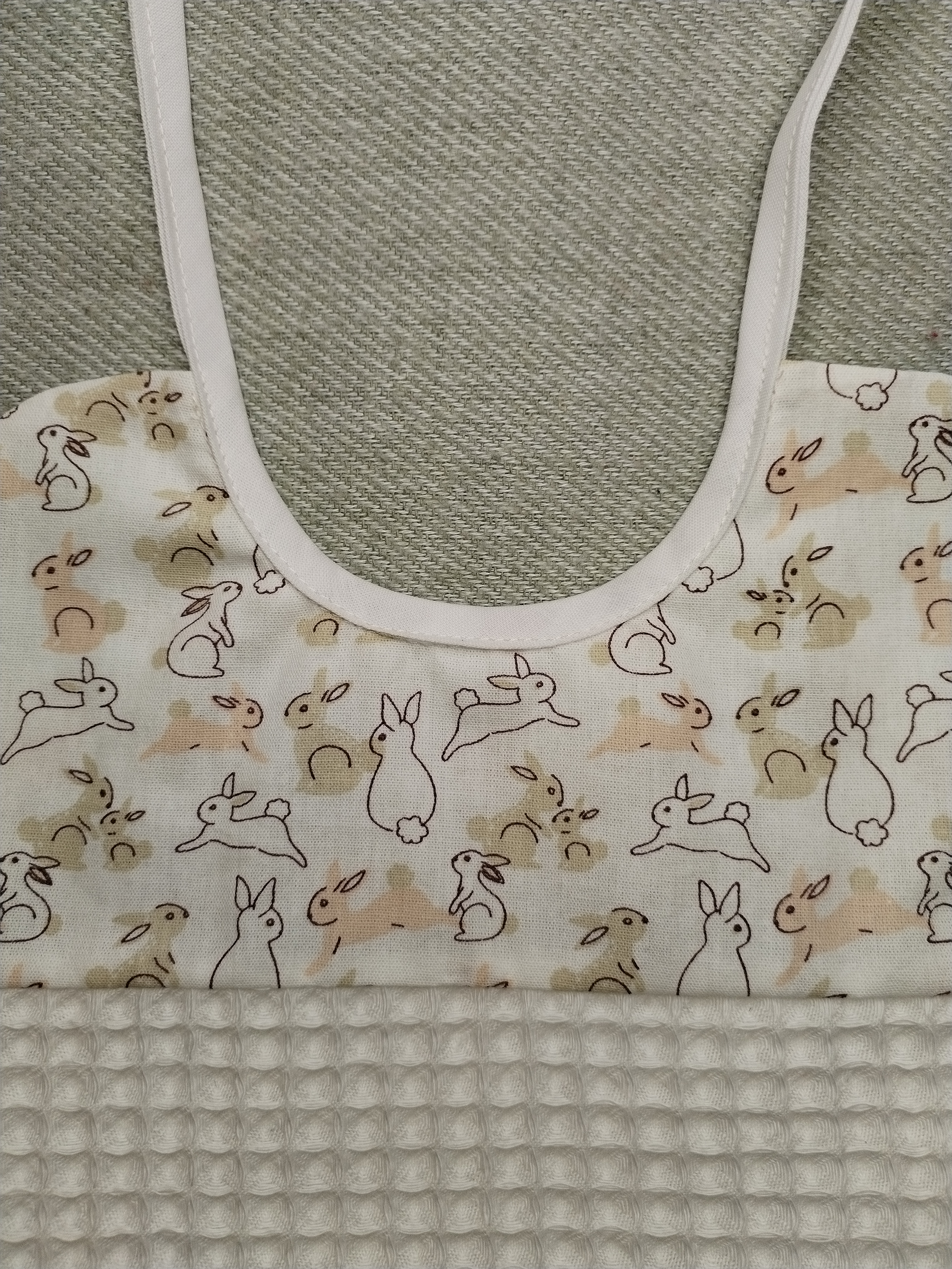 Bavoir bi-matière lapin