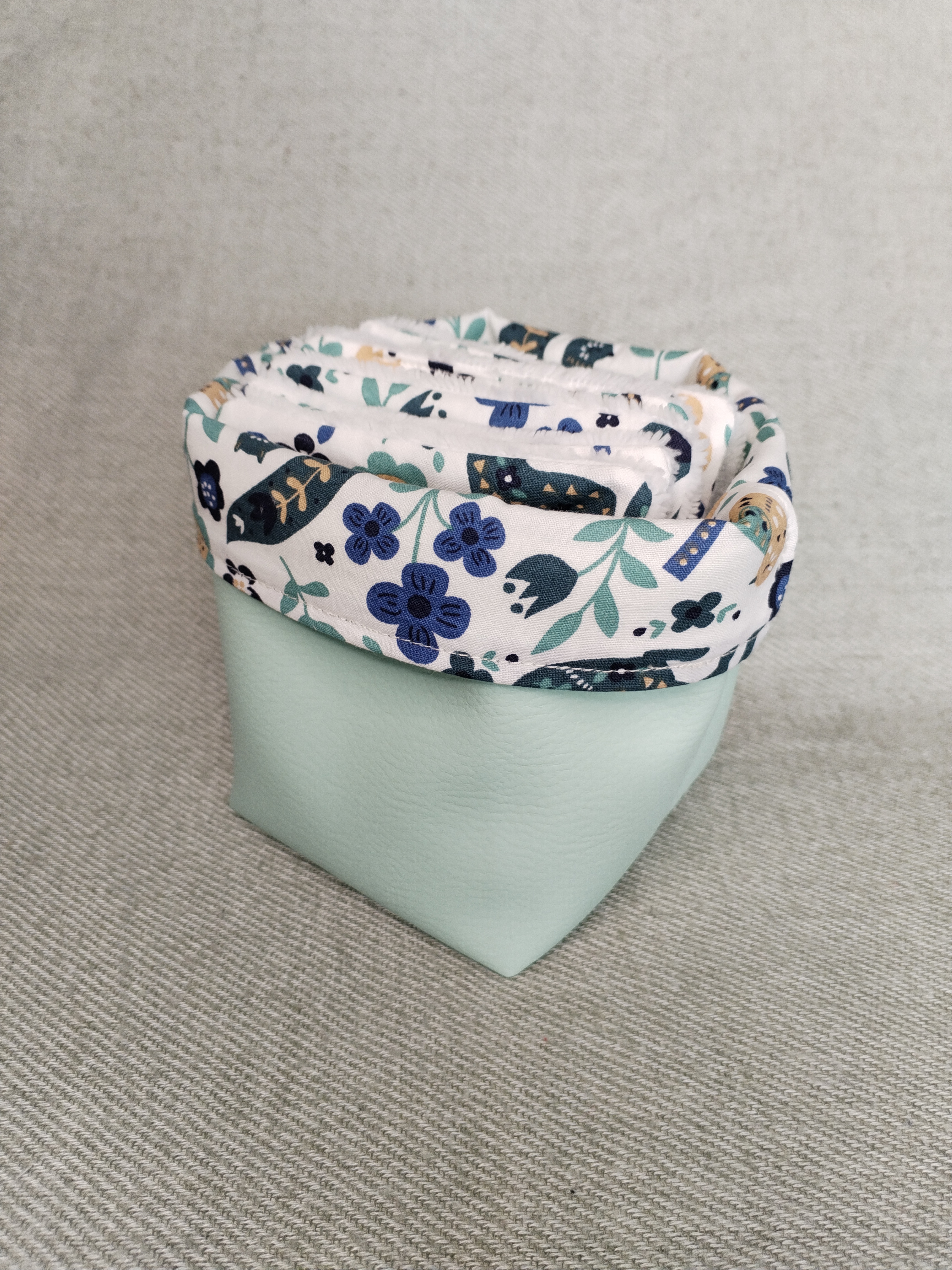 Panière bleu clair et ses 7 lingettes