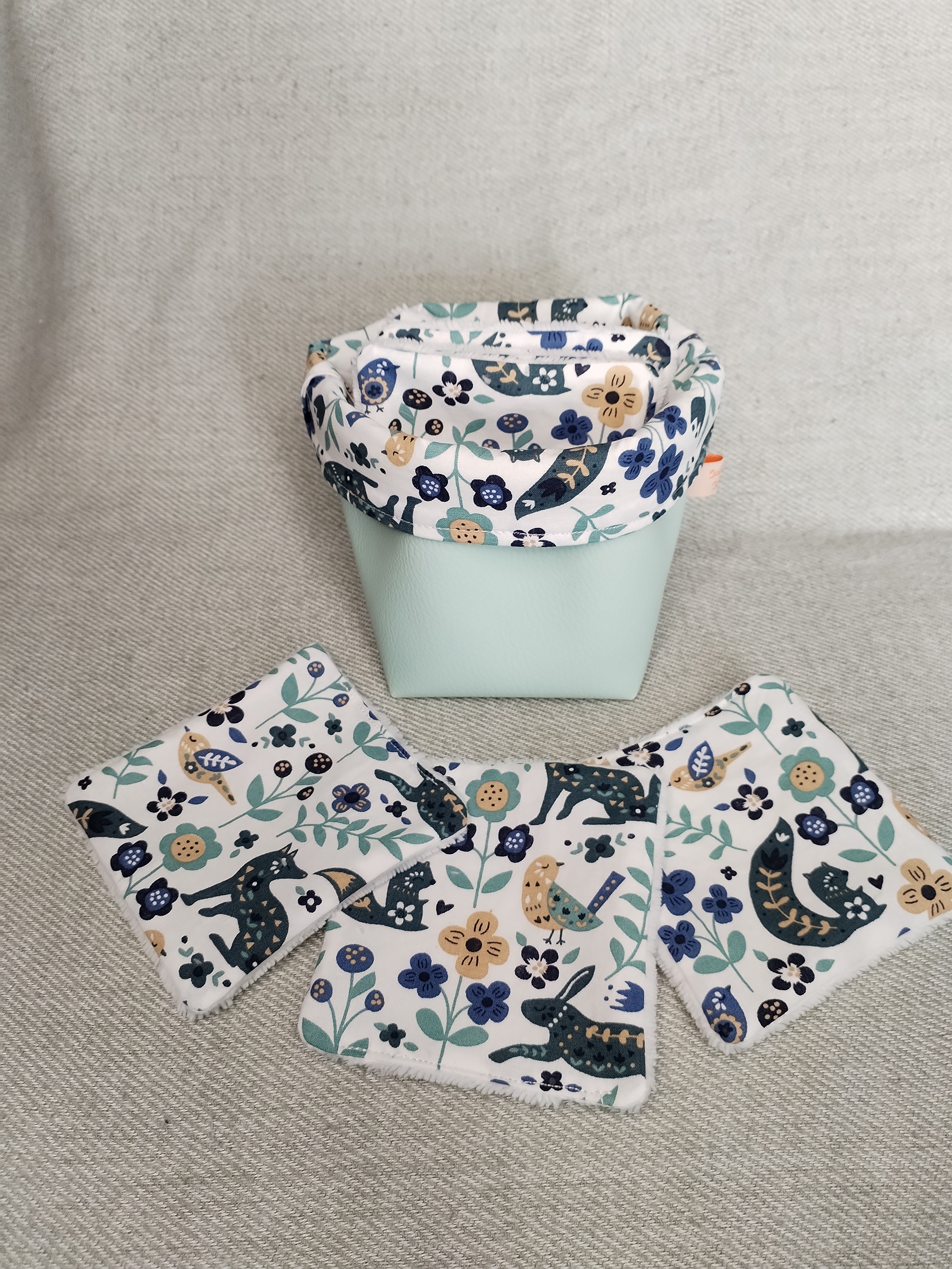 Panière bleu clair et ses 7 lingettes