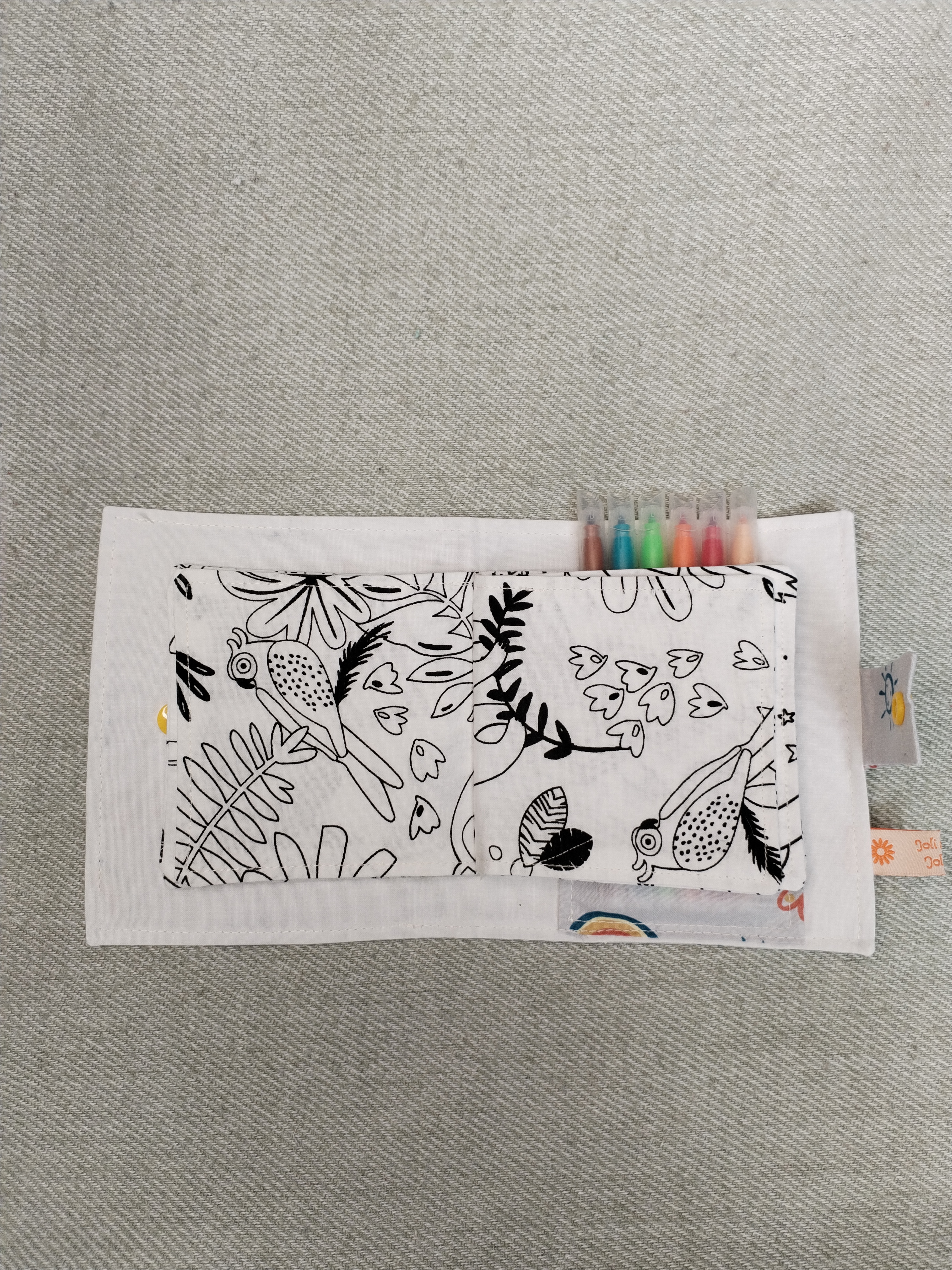 Mini livre de coloriage lavable arc en ciel