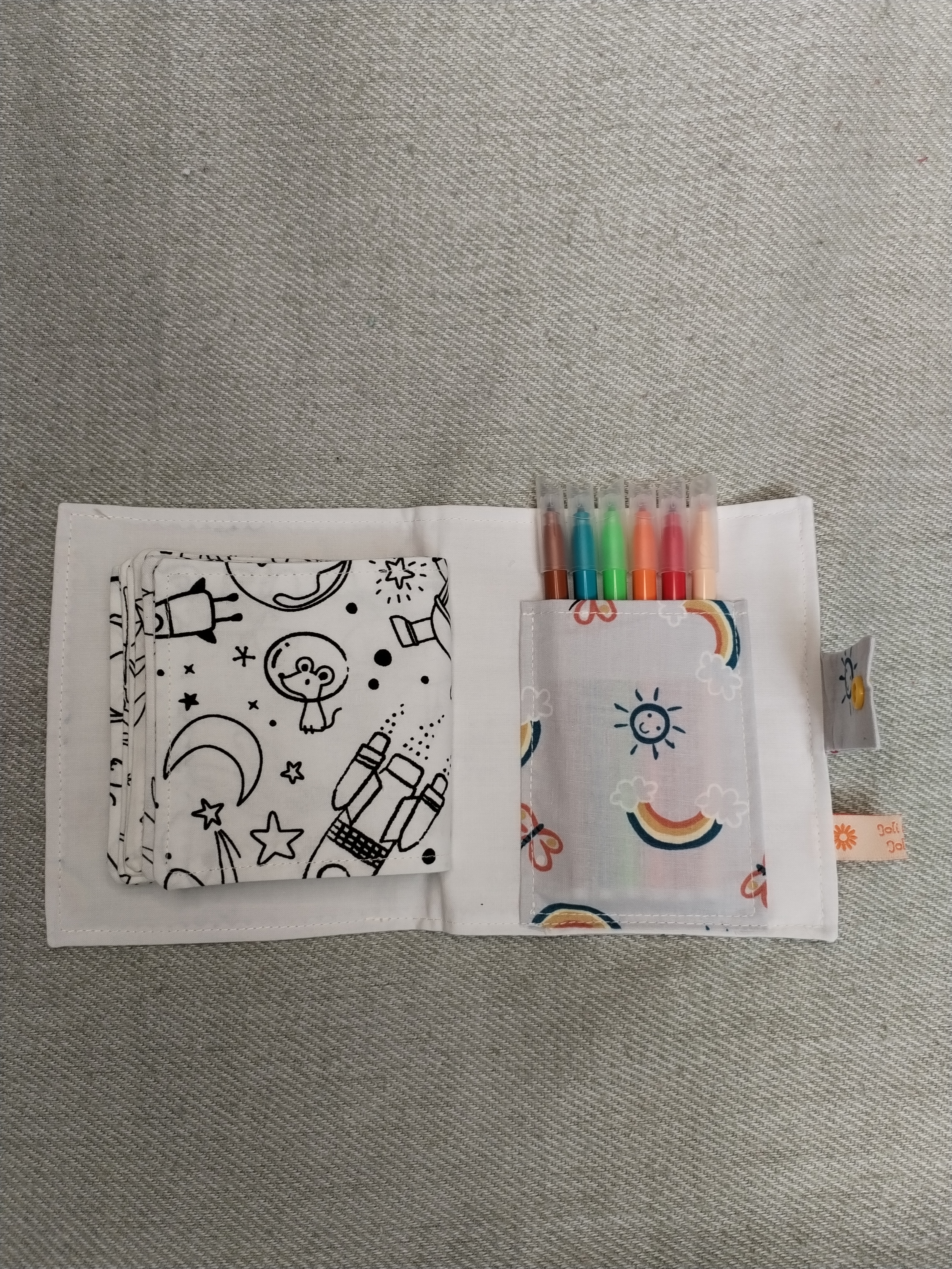 Mini livre de coloriage lavable arc en ciel