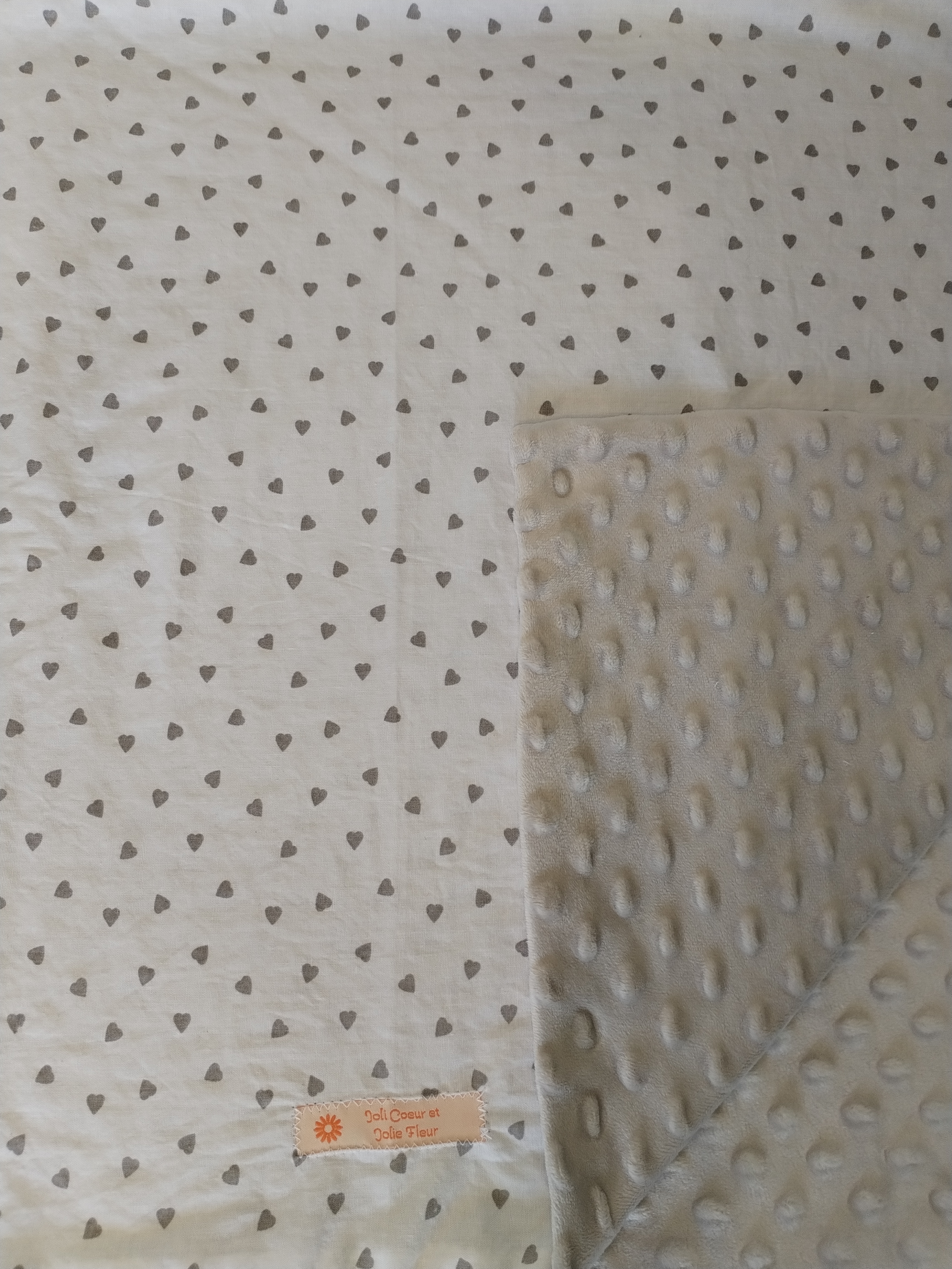 Couverture légère petits coeurs gris