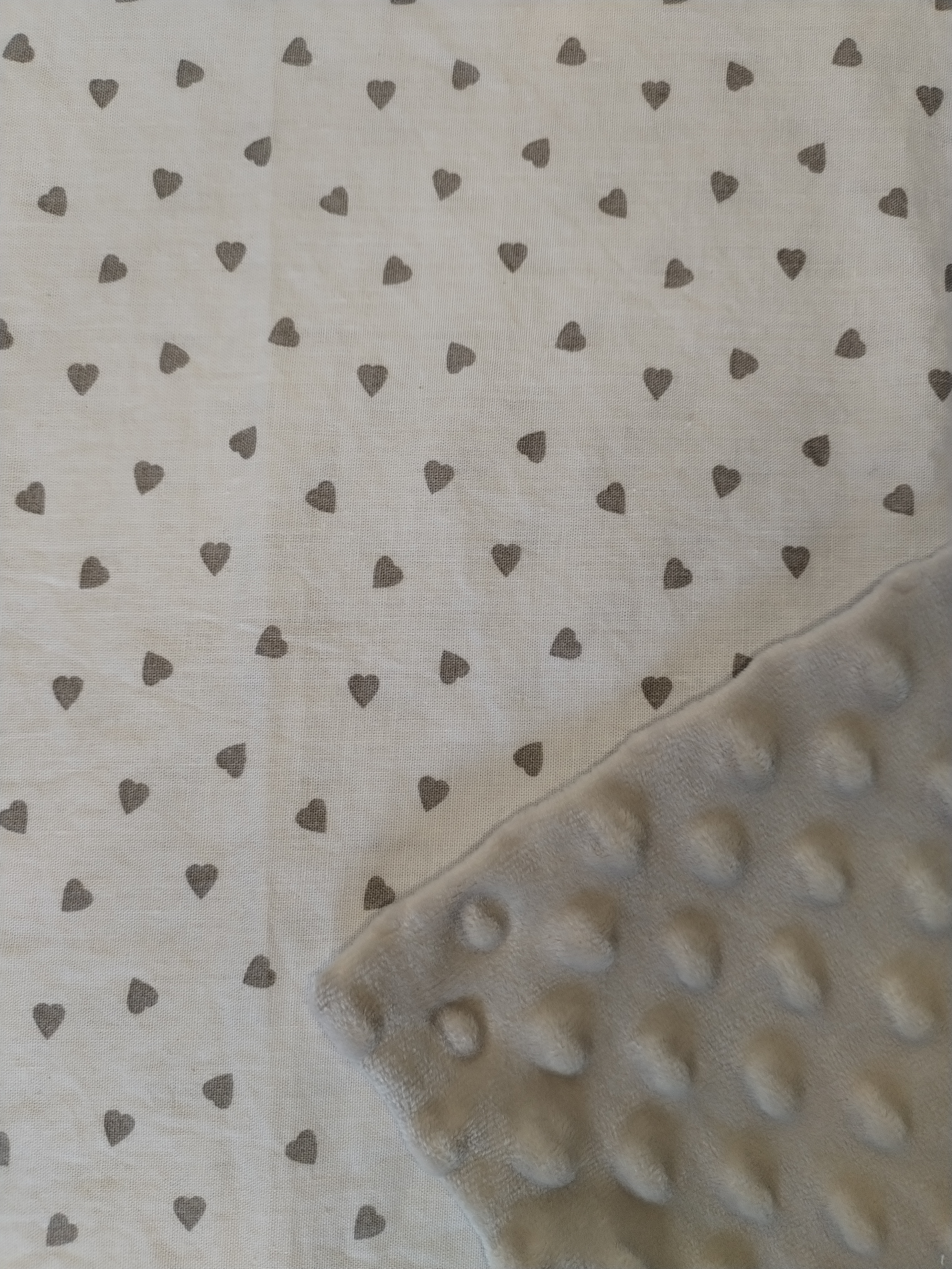 Couverture légère petits coeurs gris