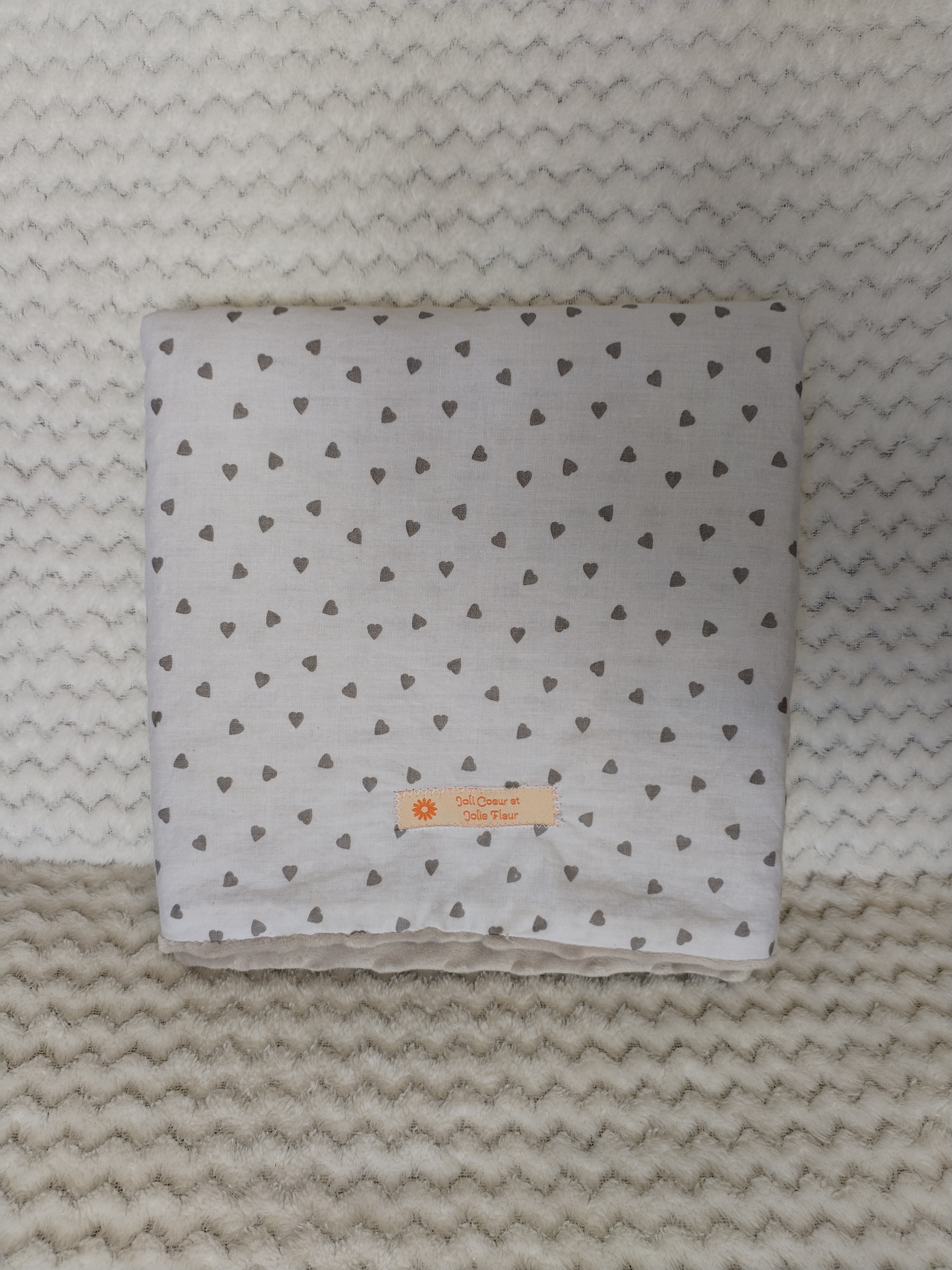 Couverture légère petits coeurs gris