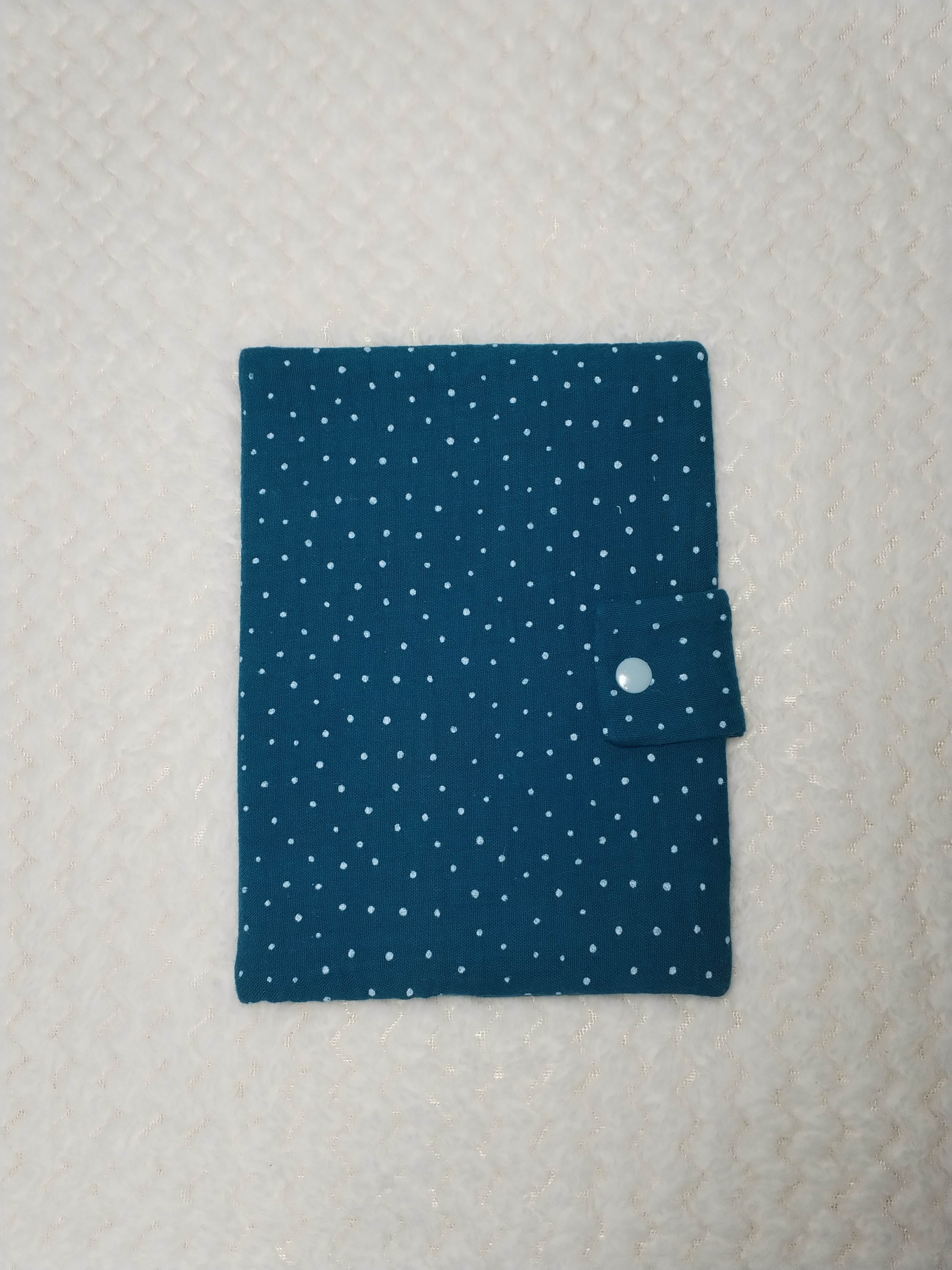Protége carnet de santé bleu à pois