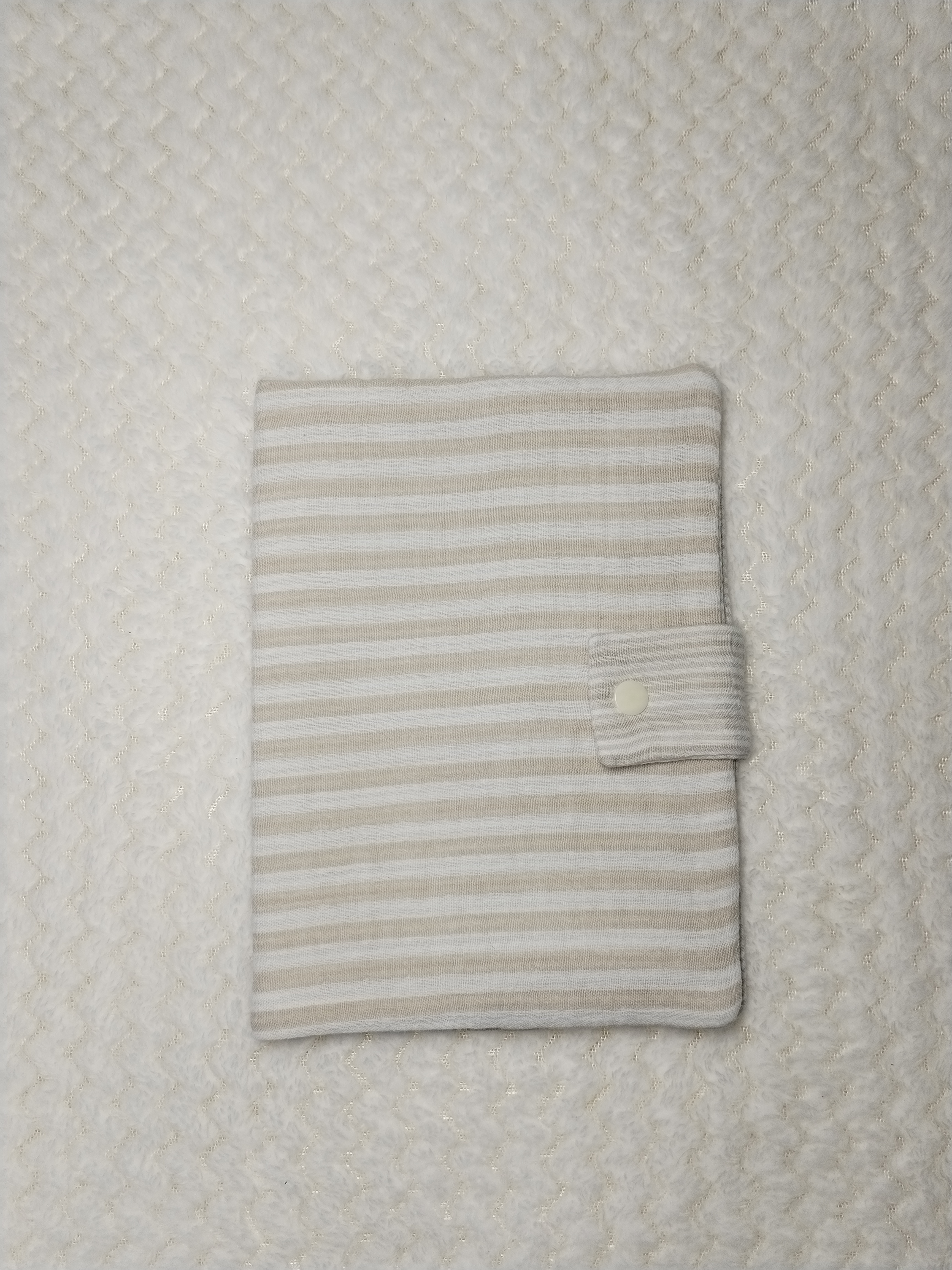 Protége carnet de santé beige à rayures 