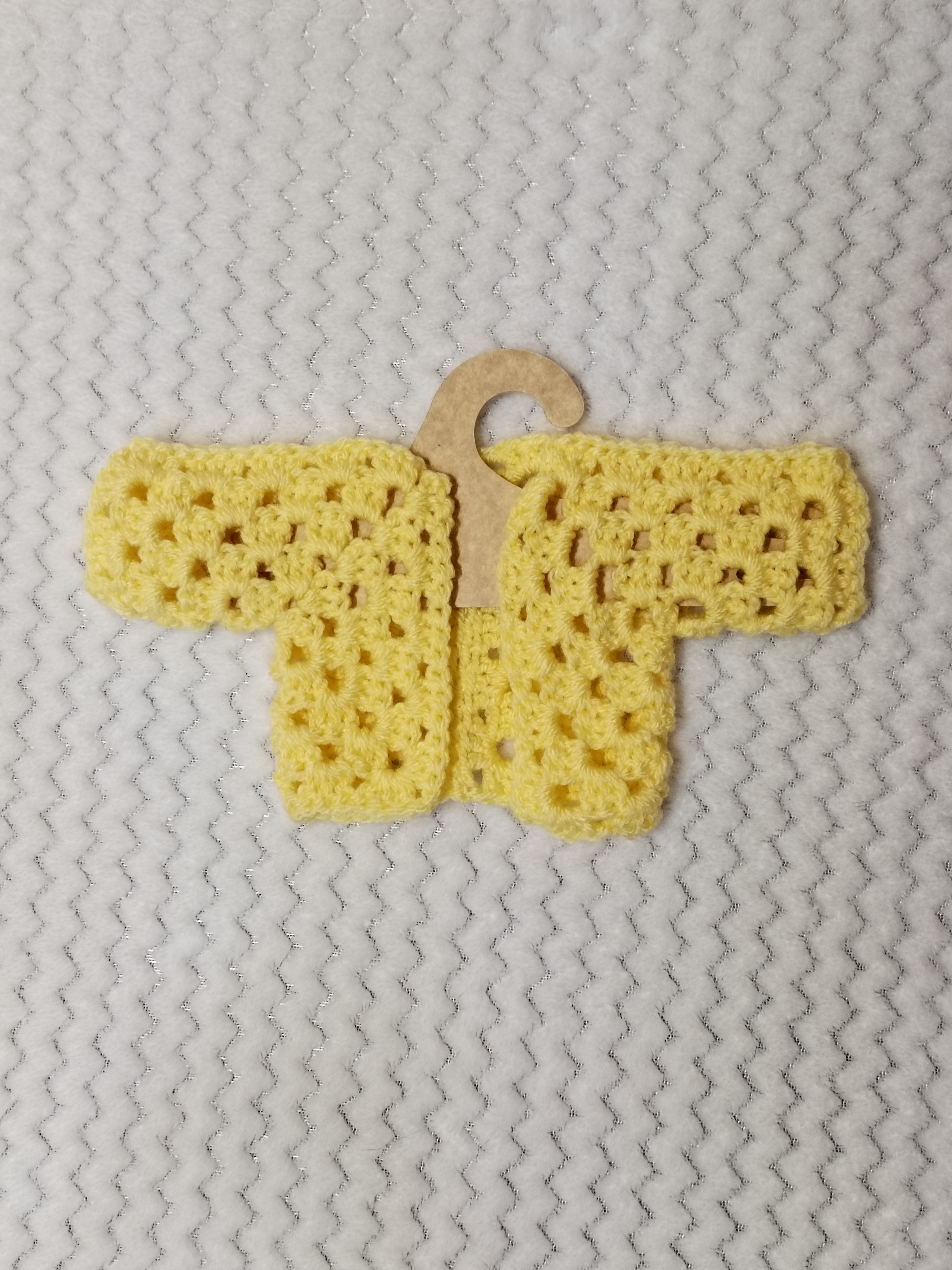 Gilet en crochet jaune pour Peluche Lapin