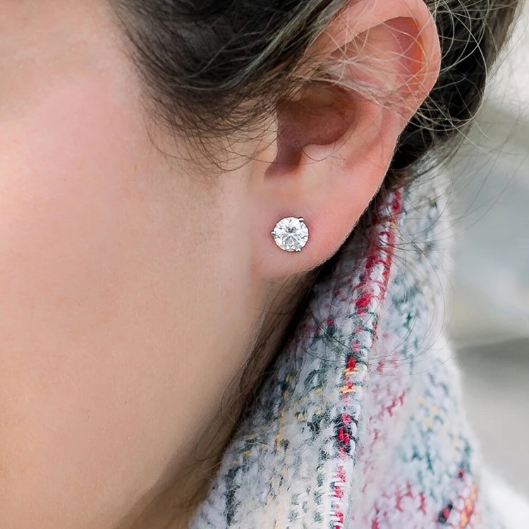 Clous d’oreilles éclat minimaliste 3 griffes