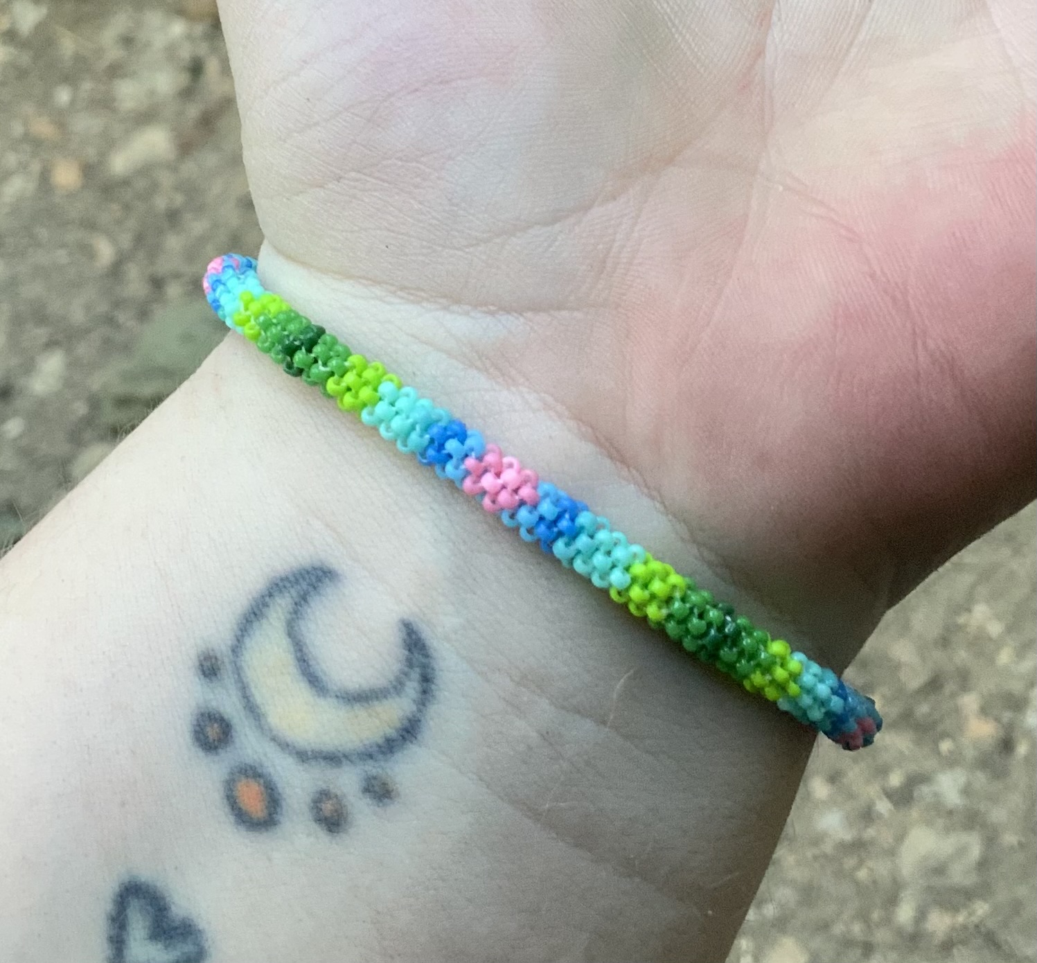 Hearts in the sky by a grassy knoll beaded bracelet