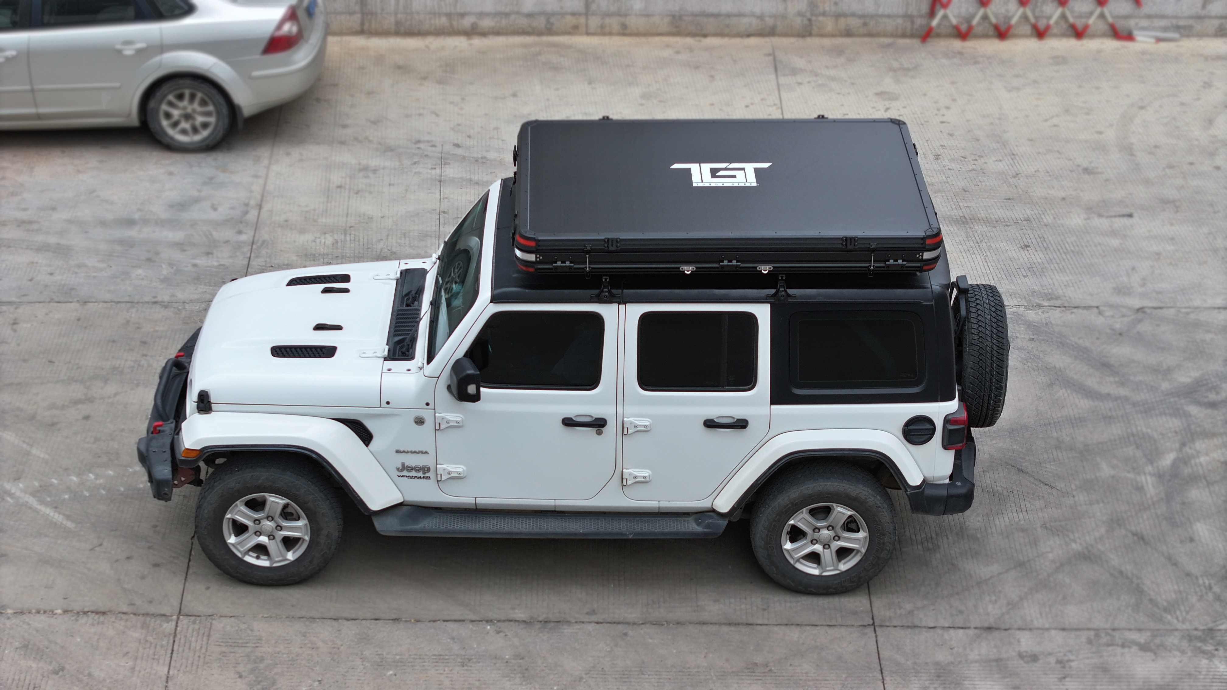 TGT HARD-SHELL ROOFTOP TENT