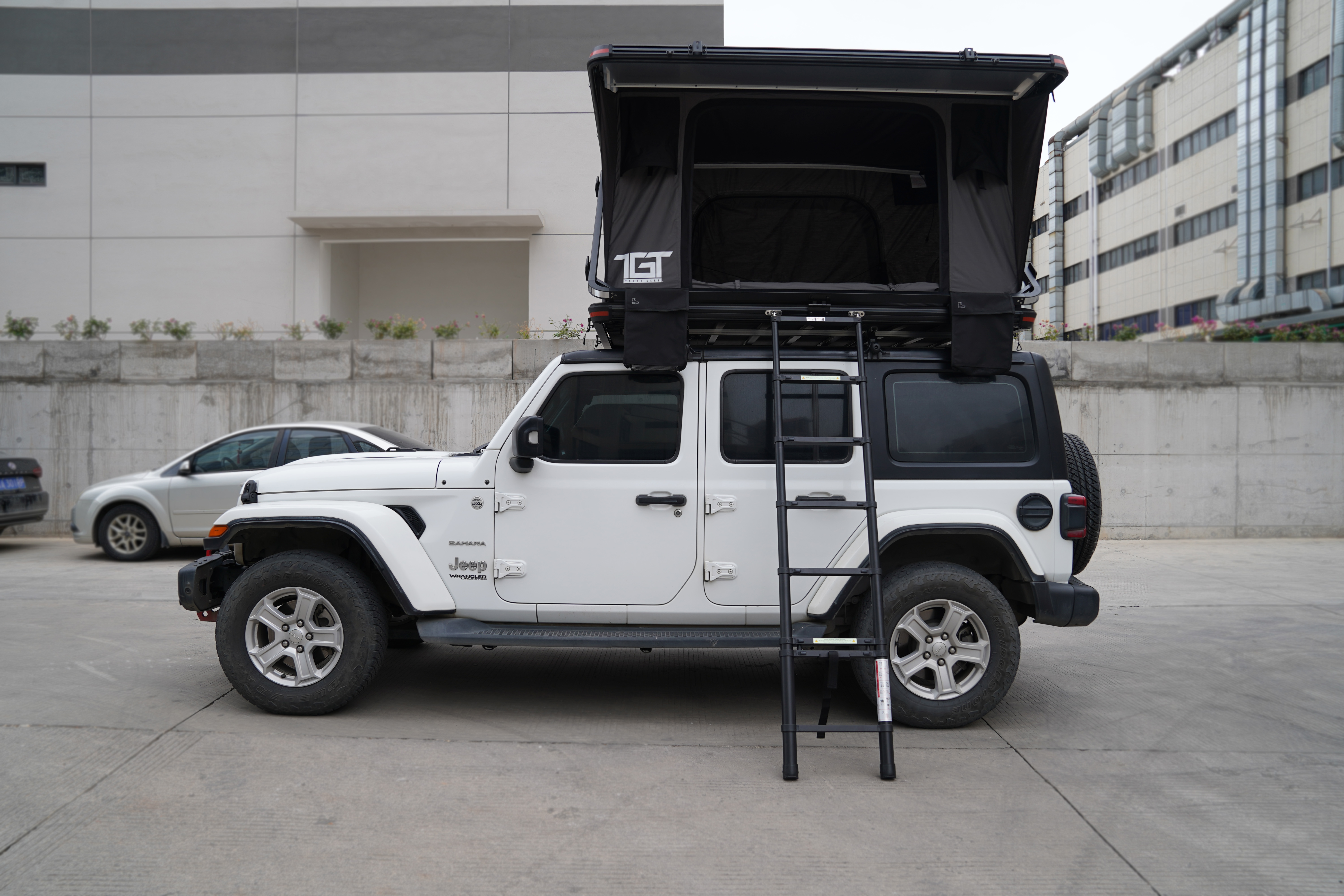 TGT HARD-SHELL ROOFTOP TENT