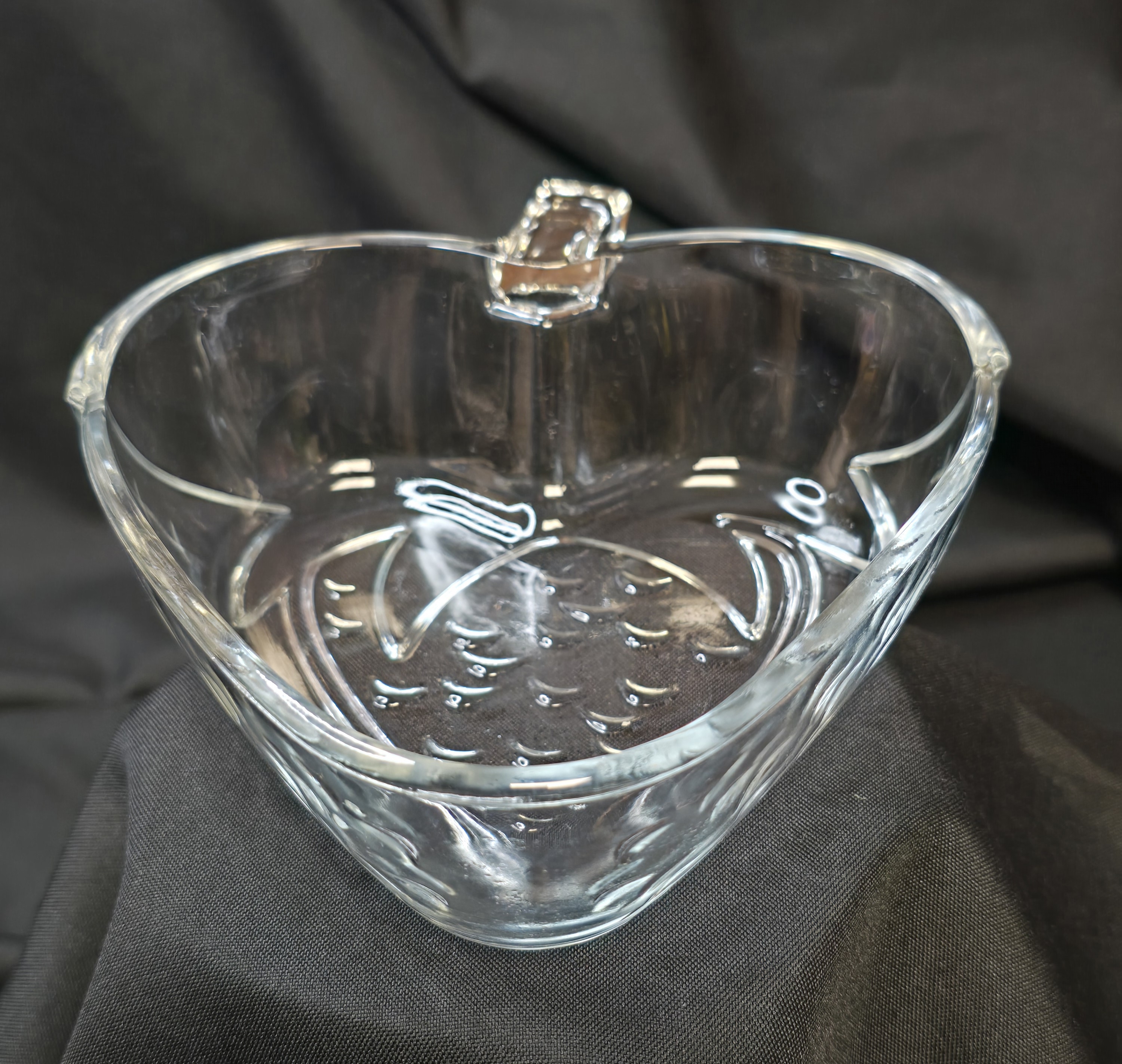 Stiklinis širdelės formos dubenėlis