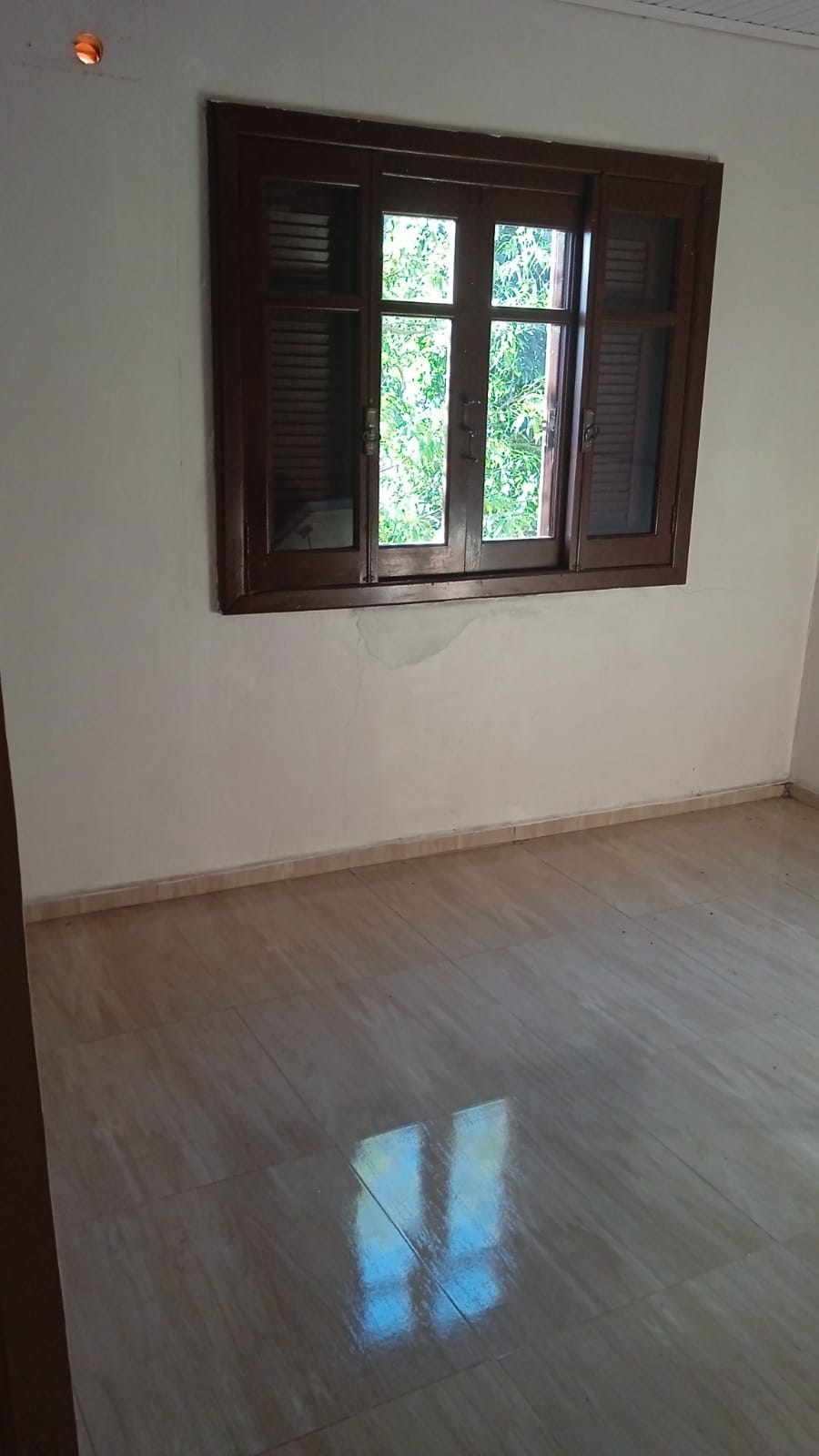 Casa na Rua Atílio Granzotto próximo ao Posto de Combustível