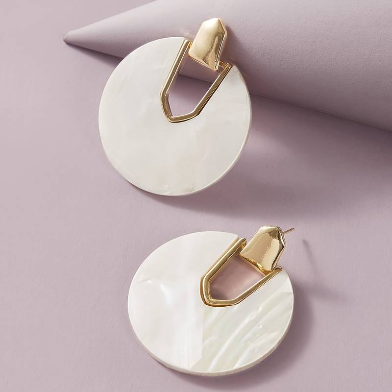 Round shape shell dangle earrings