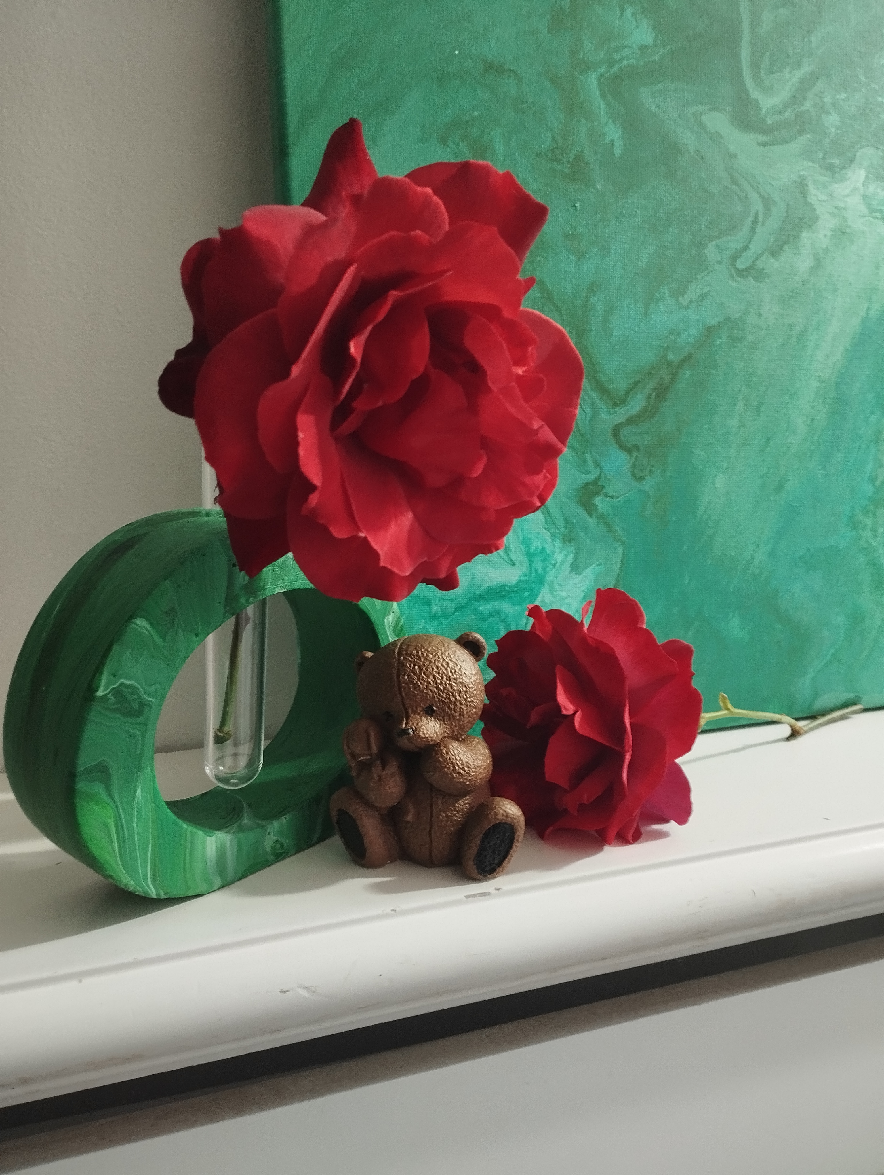 Elegant green circular vase