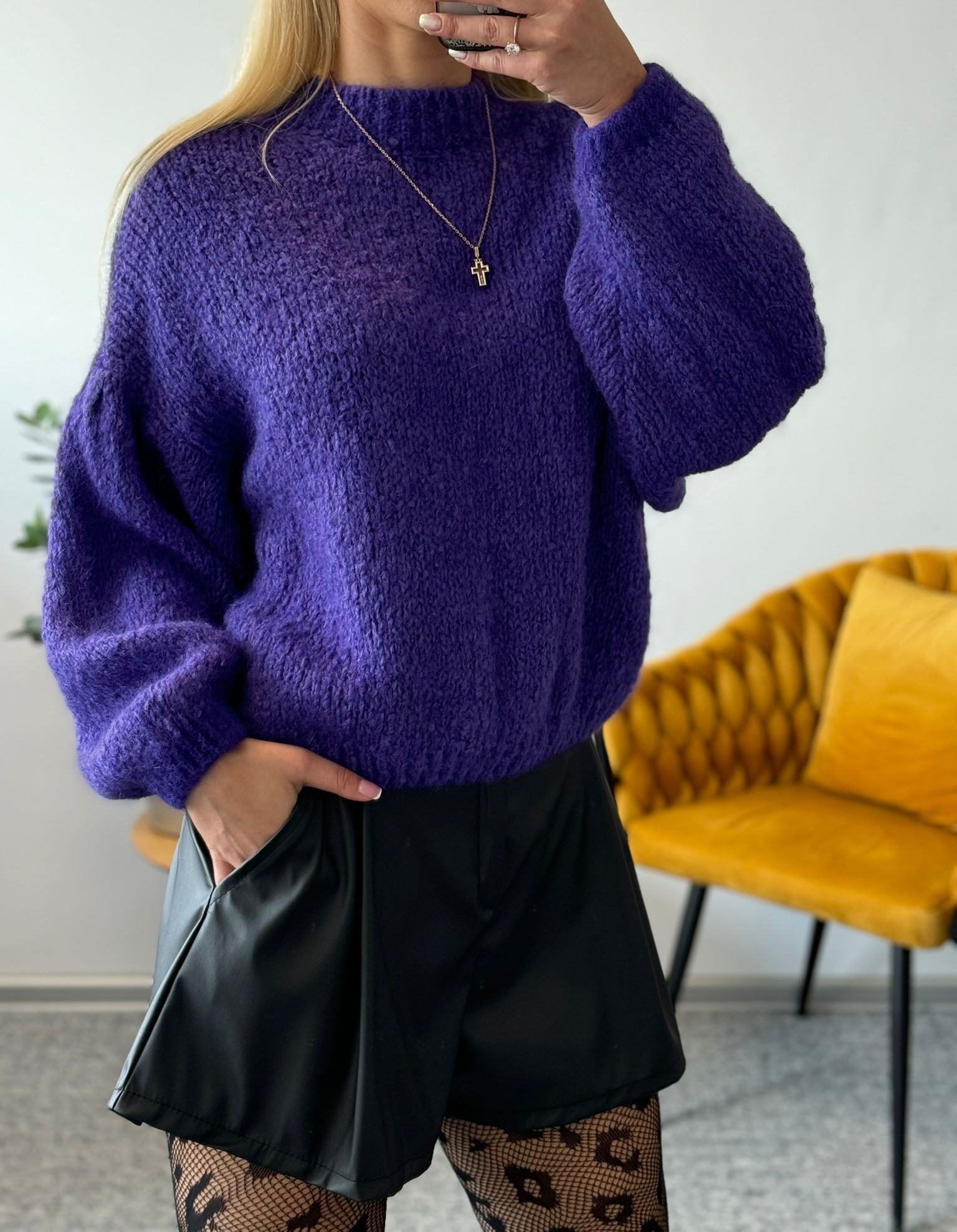 Violetinis storesnio siūlo moheros megztinis