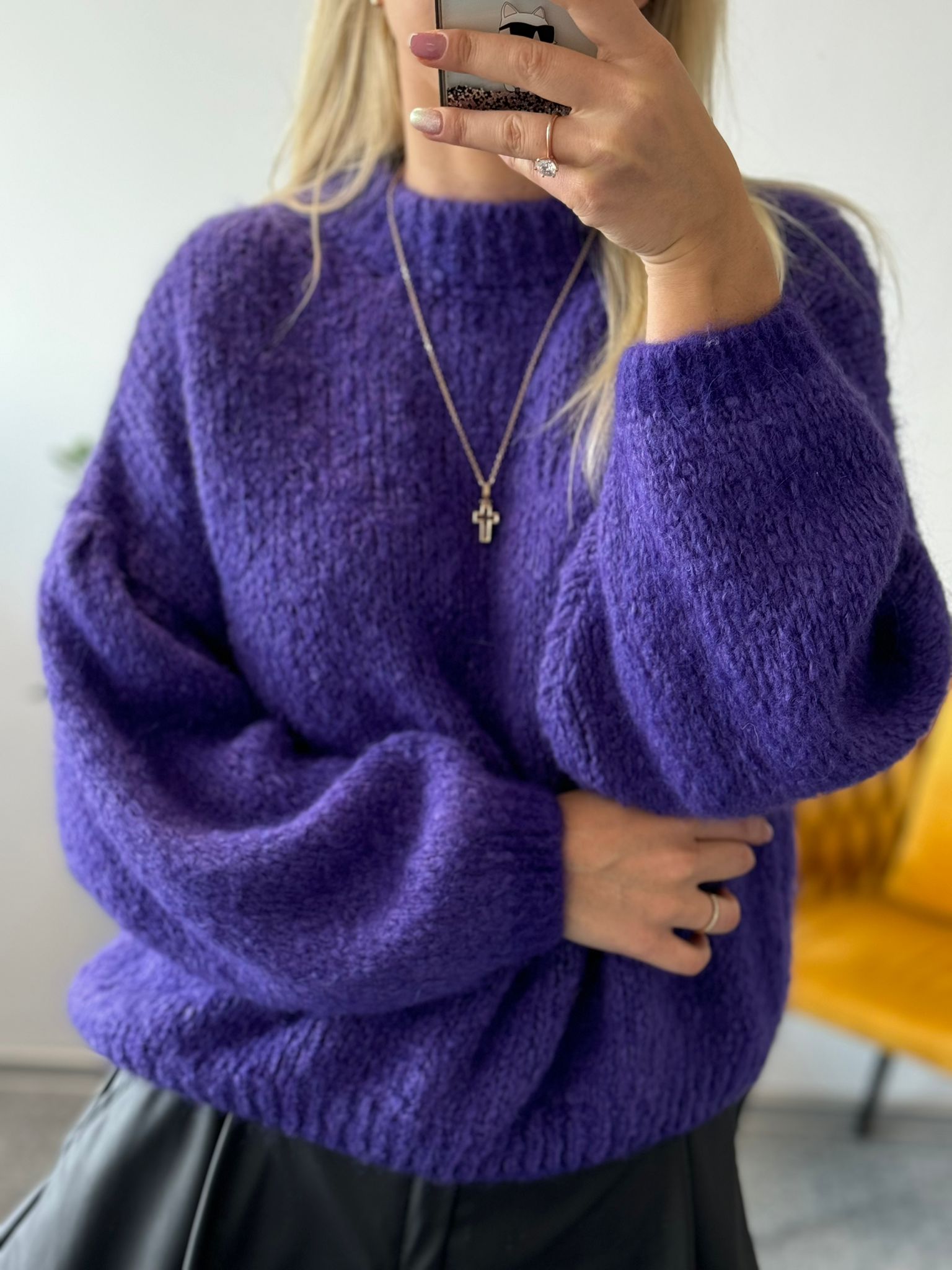 Violetinis storesnio siūlo moheros megztinis