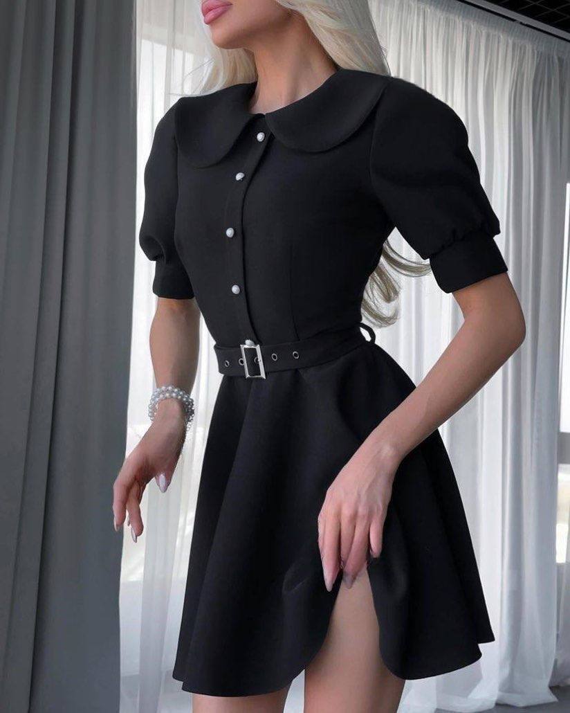 Juoda suknelė su dirželiu