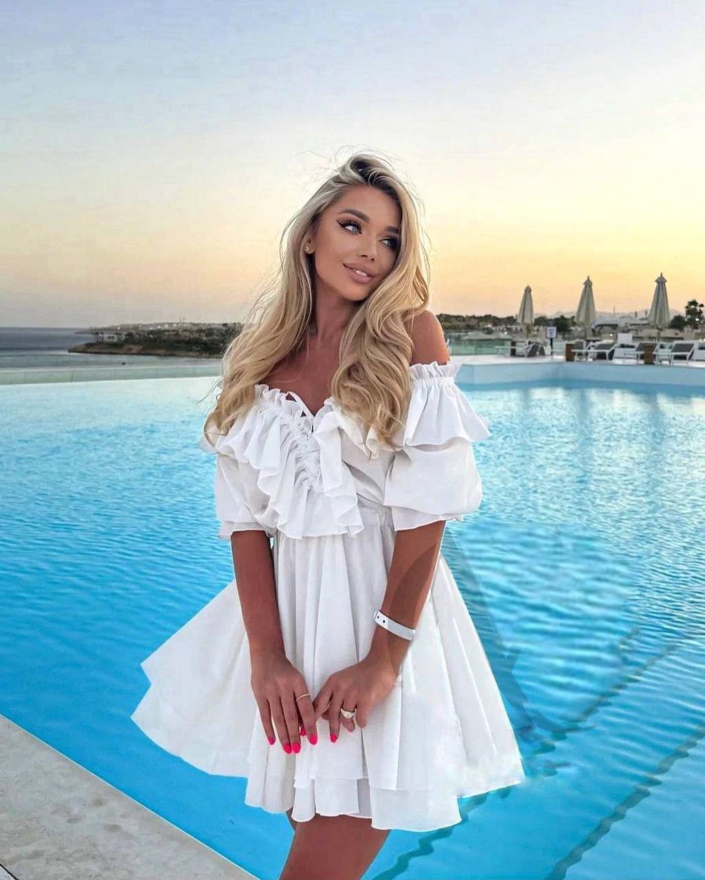 Balta žavi suknelė