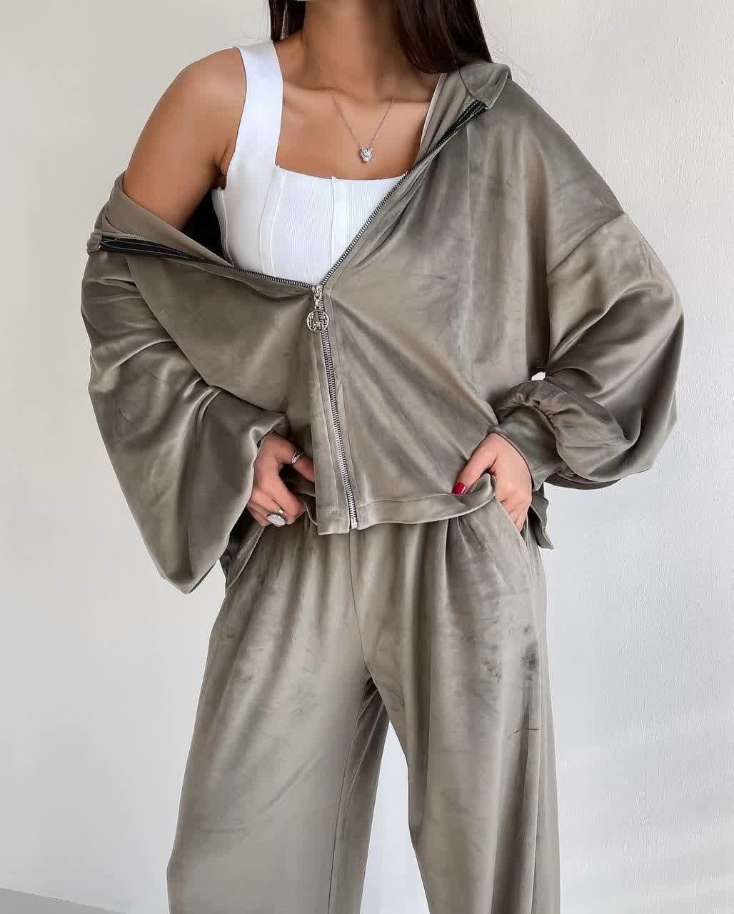 Kapučino spalvos veliūrinis komplektas