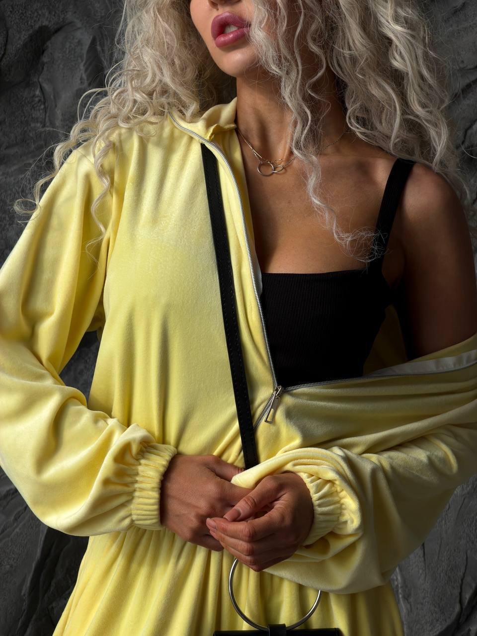 Šviesiai geltonas veliūro kombinezonas