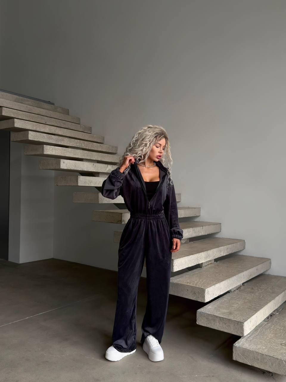 Tamsiai pilkas veliūro kombinezonas