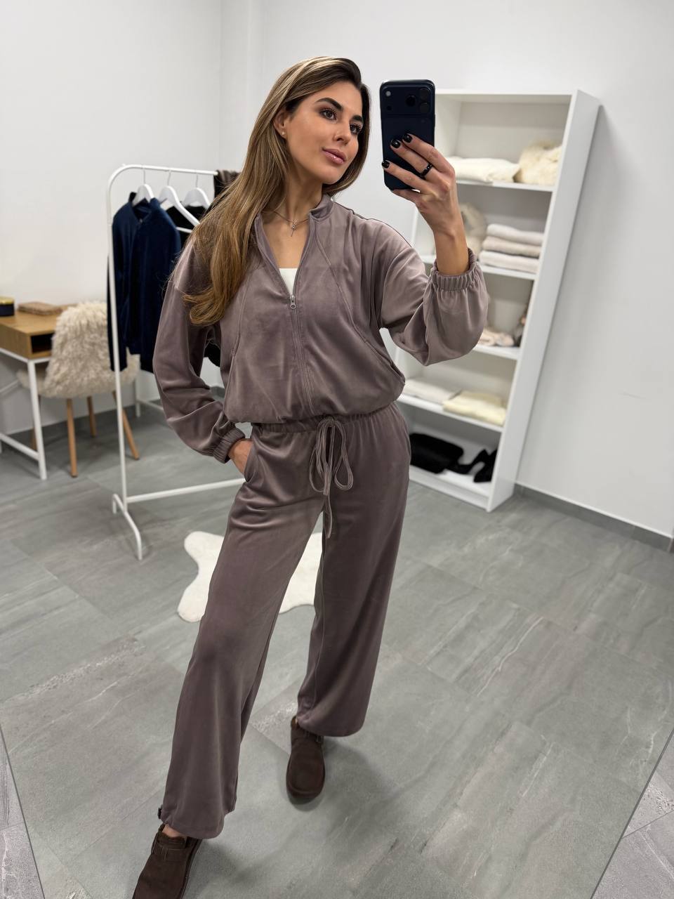 Kapučino spalvos veliūrinis komplektas