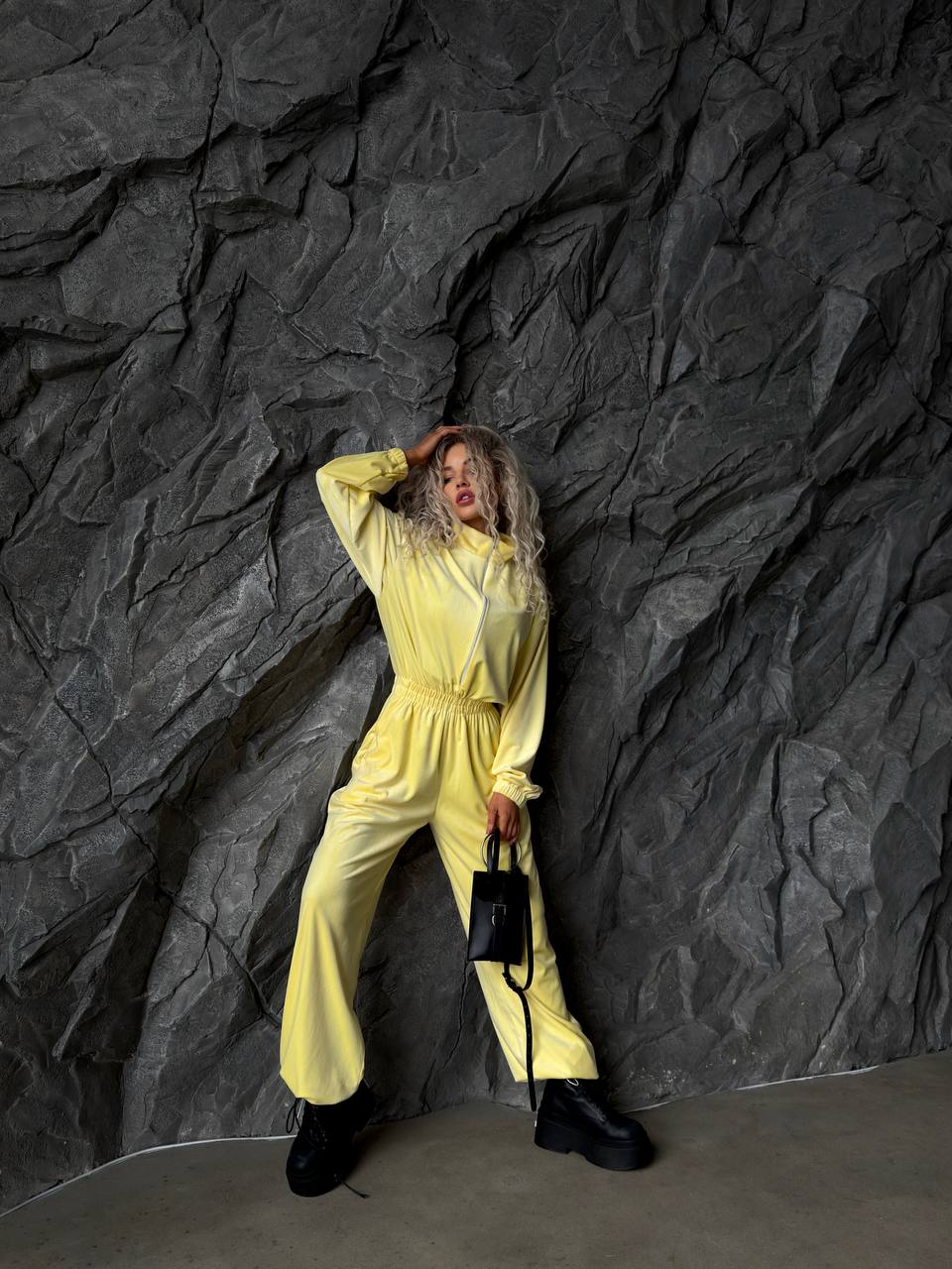 Šviesiai geltonas veliūro kombinezonas