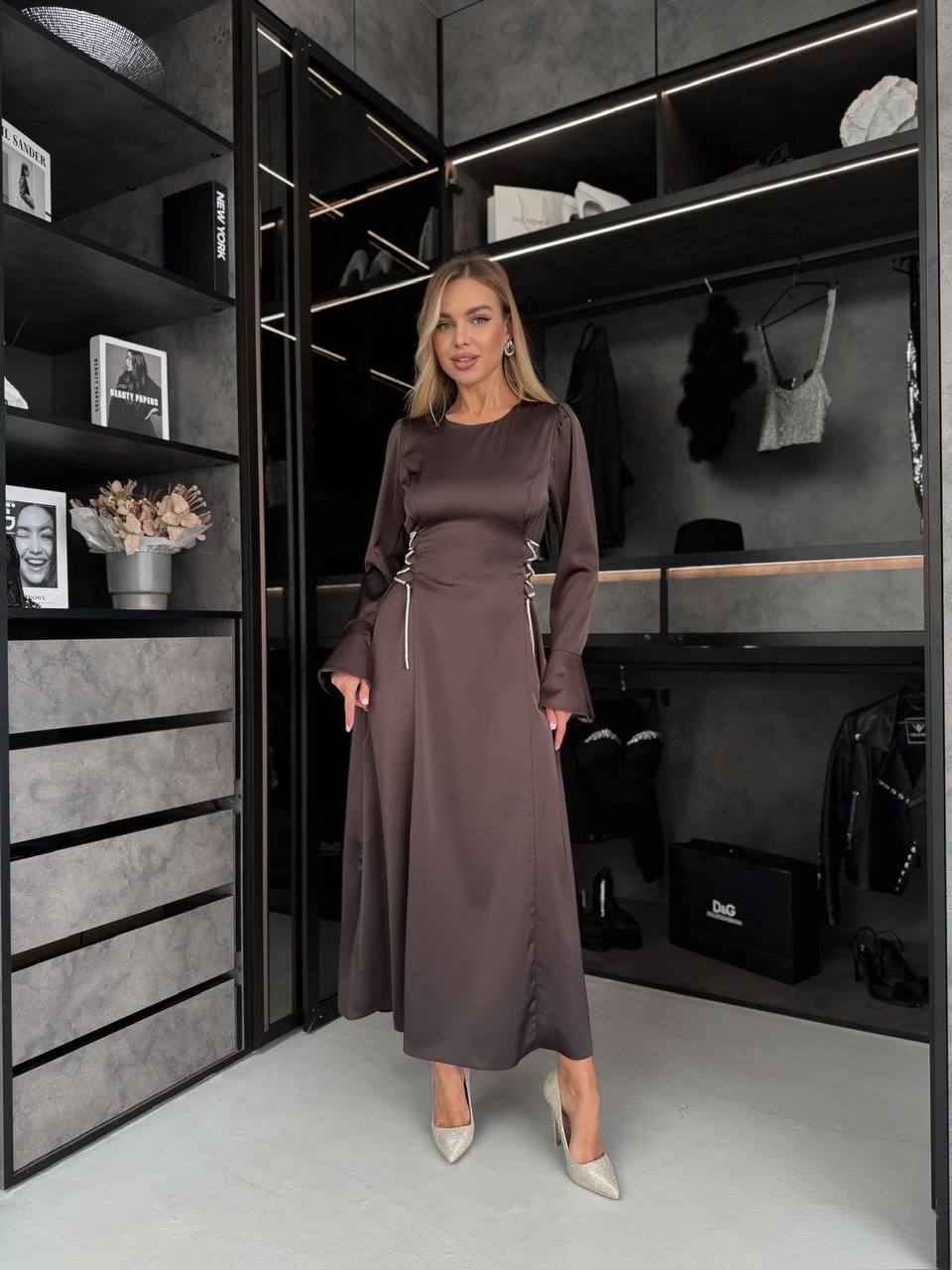 Šokolado spalvos prabangi suknelė