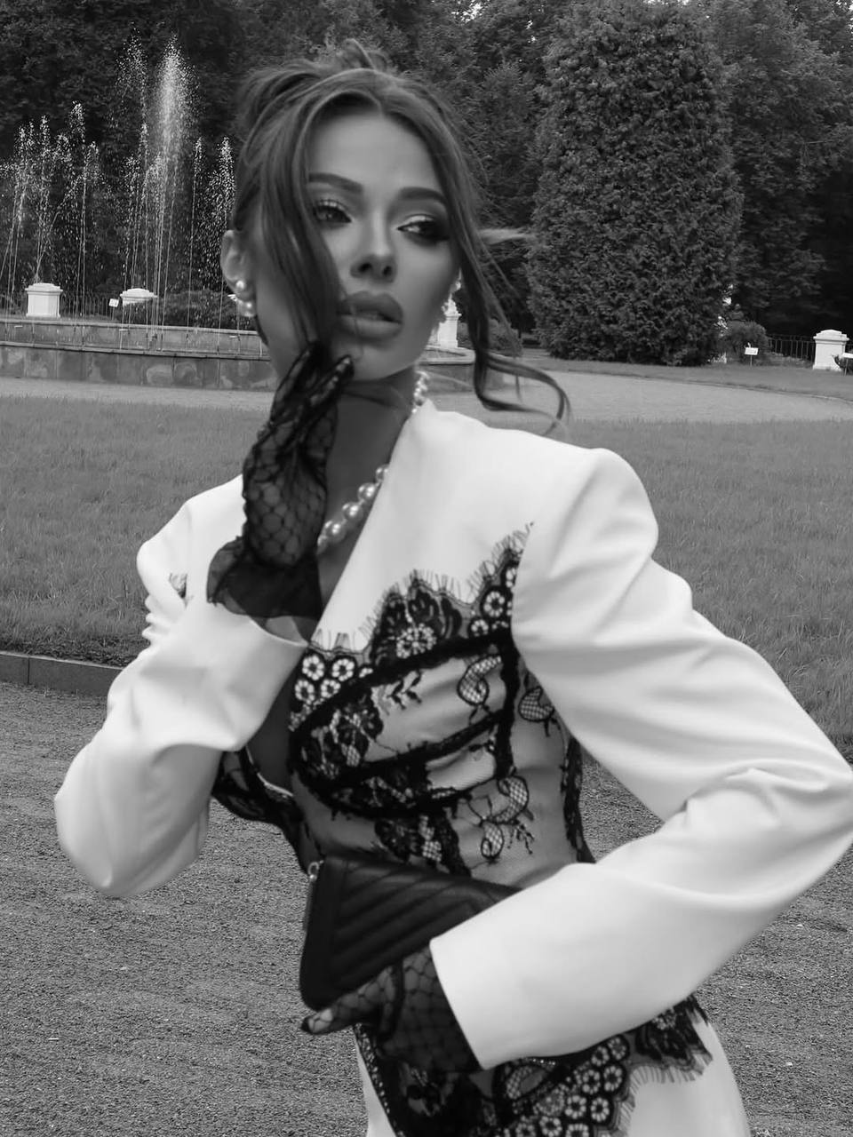 Juoda elegantiška suknelė dekoruota nėriniu