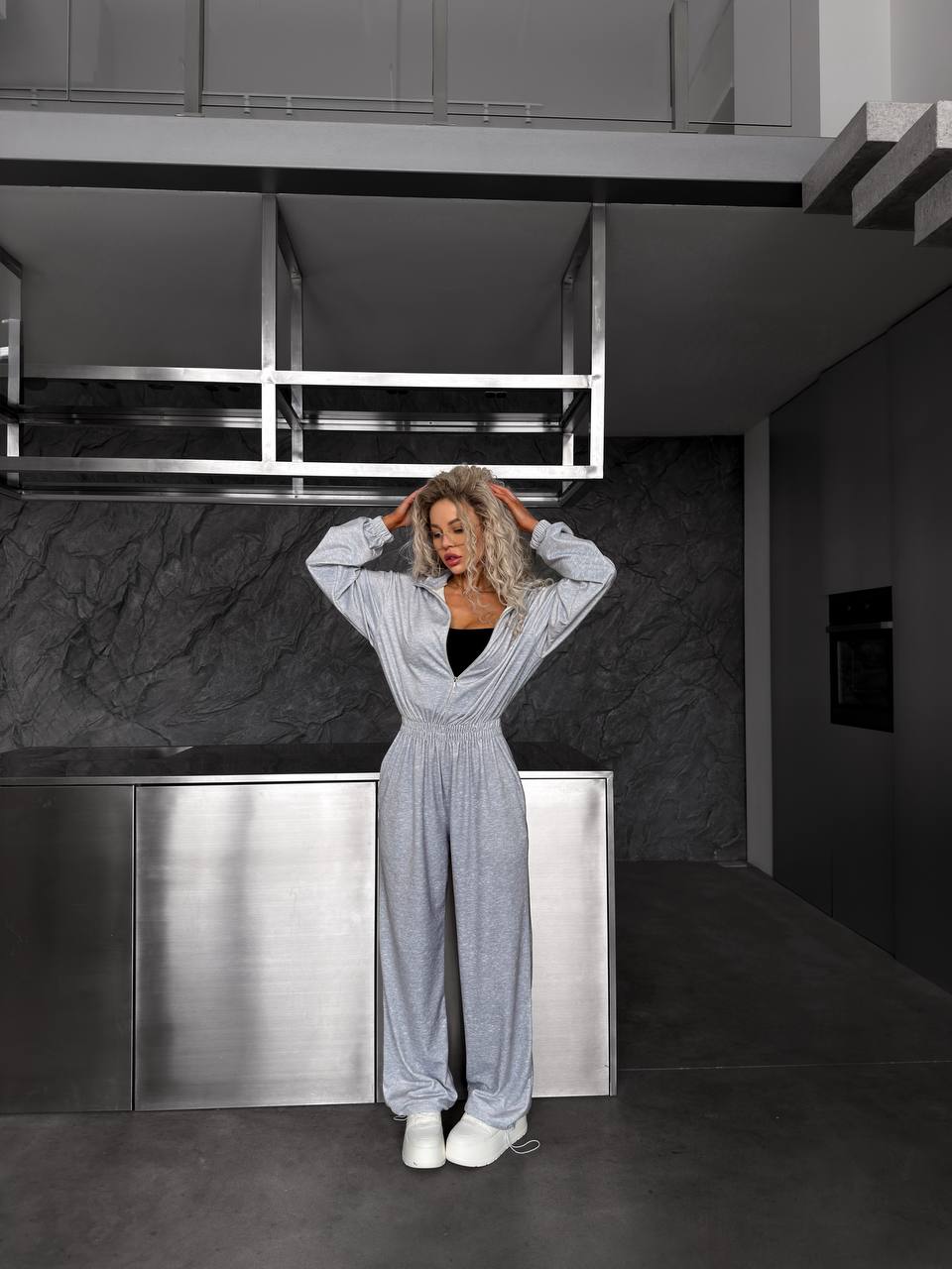 Šviesiai pilkas veliūro kombinezonas