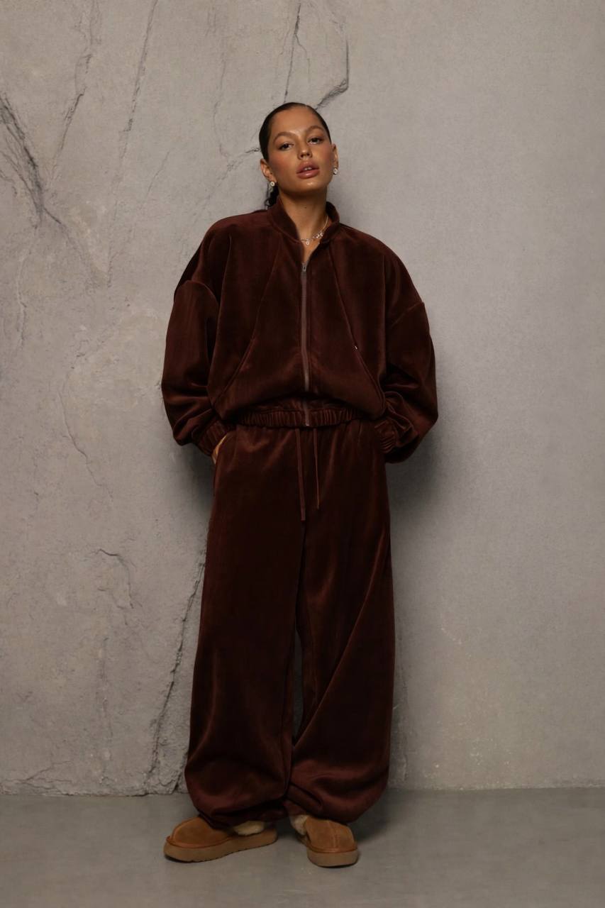 Šokolado spalvos veliūrinis komplektas