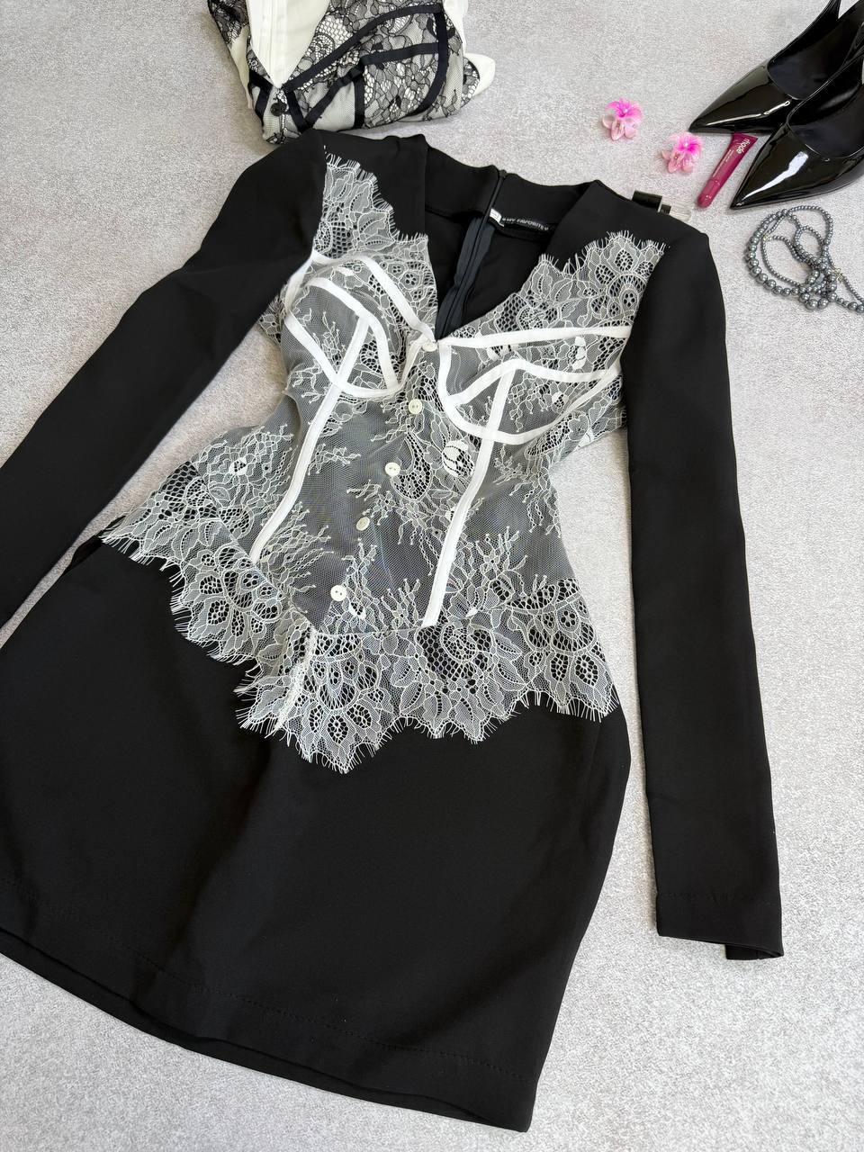 Juoda elegantiška suknelė dekoruota nėriniu