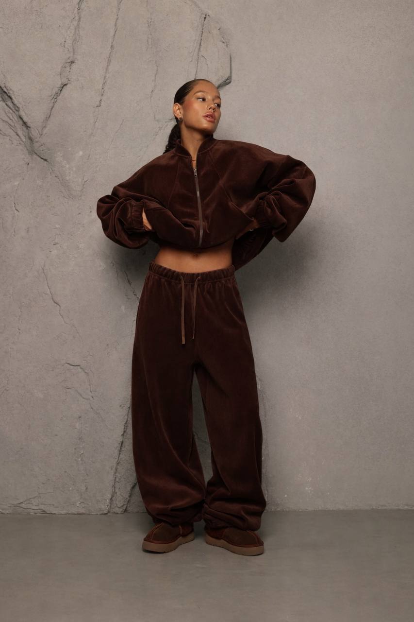 Šokolado spalvos veliūrinis komplektas