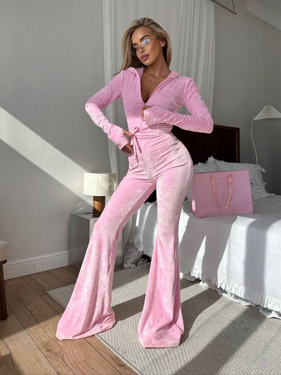 Šviesiai rožinis stilingas veliūro kombinezonas