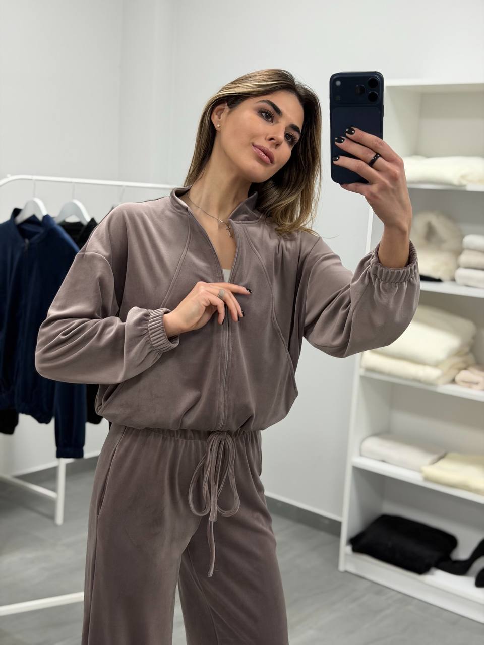 Kapučino spalvos veliūrinis komplektas