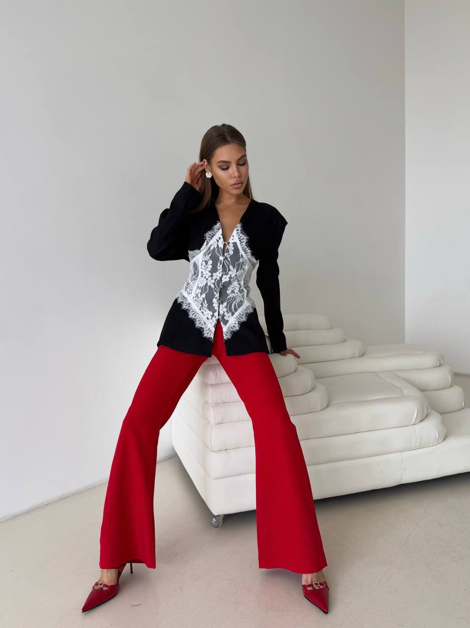 Juodas švarkas dekoruotas nėriniu