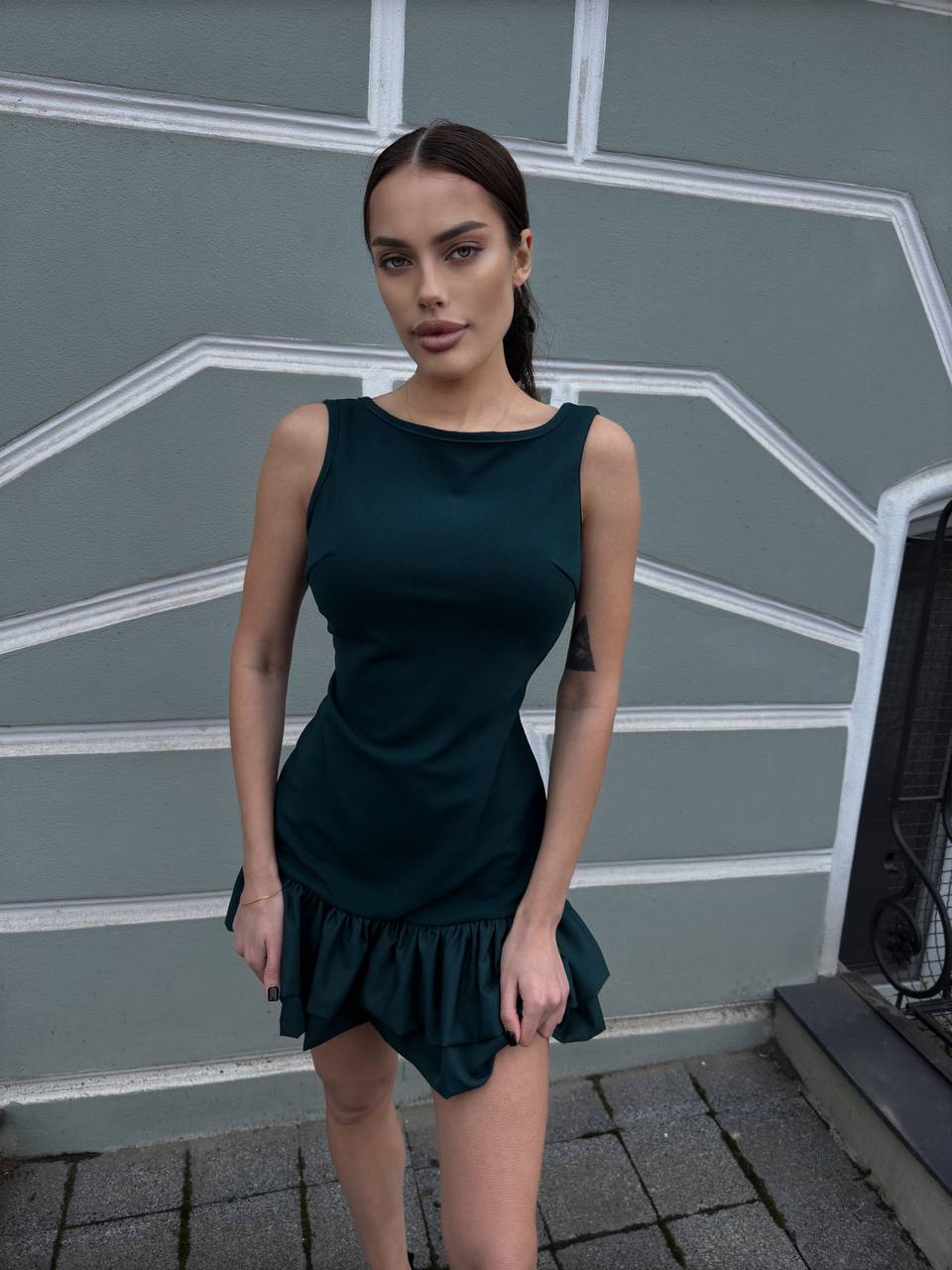 Tamsiai žalia stilinga suknelė 
