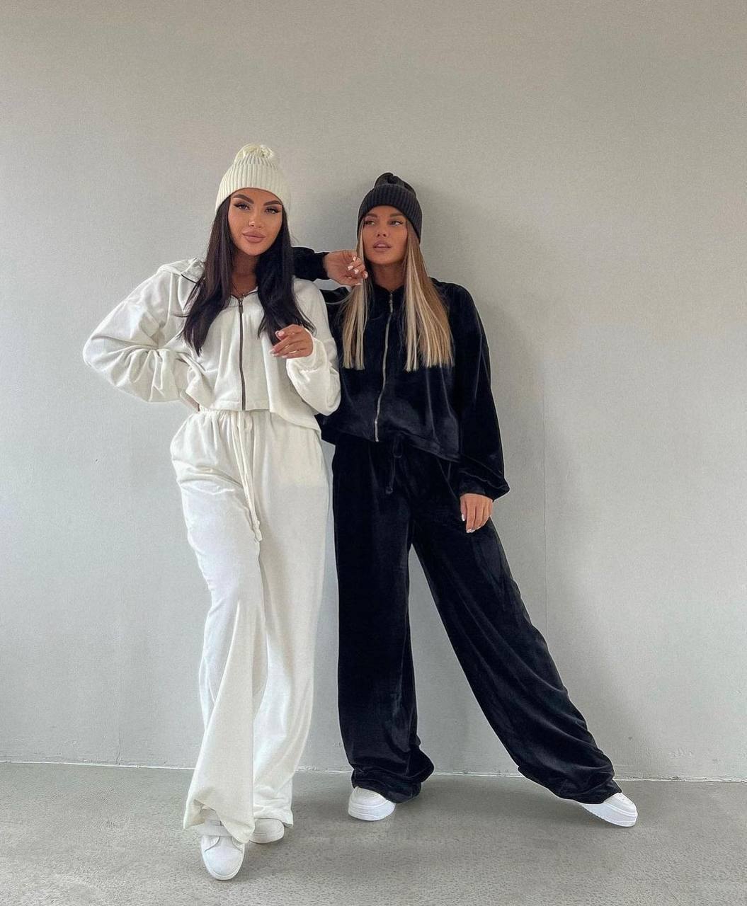 Juodas veliūrinis komplektas