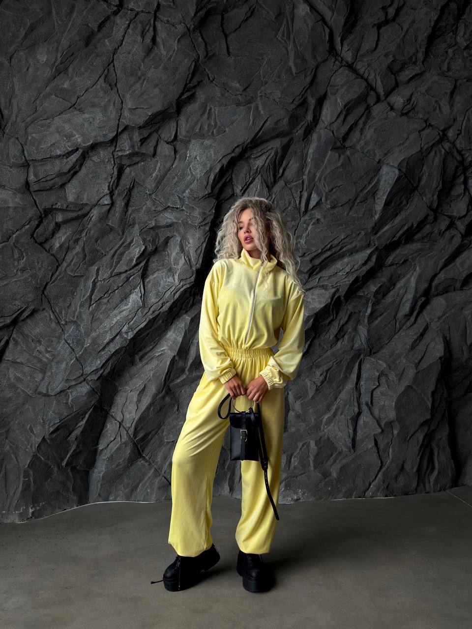 Šviesiai geltonas veliūro kombinezonas