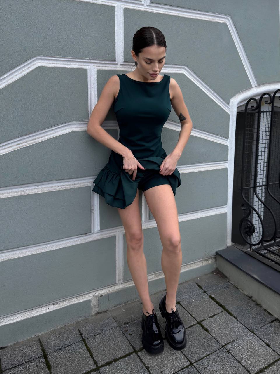 Tamsiai žalia stilinga suknelė 