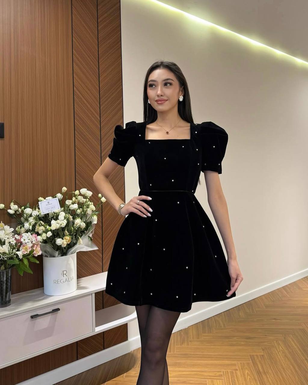 Juoda veliūro suknelė dekoruota blizgiomis akutėmis