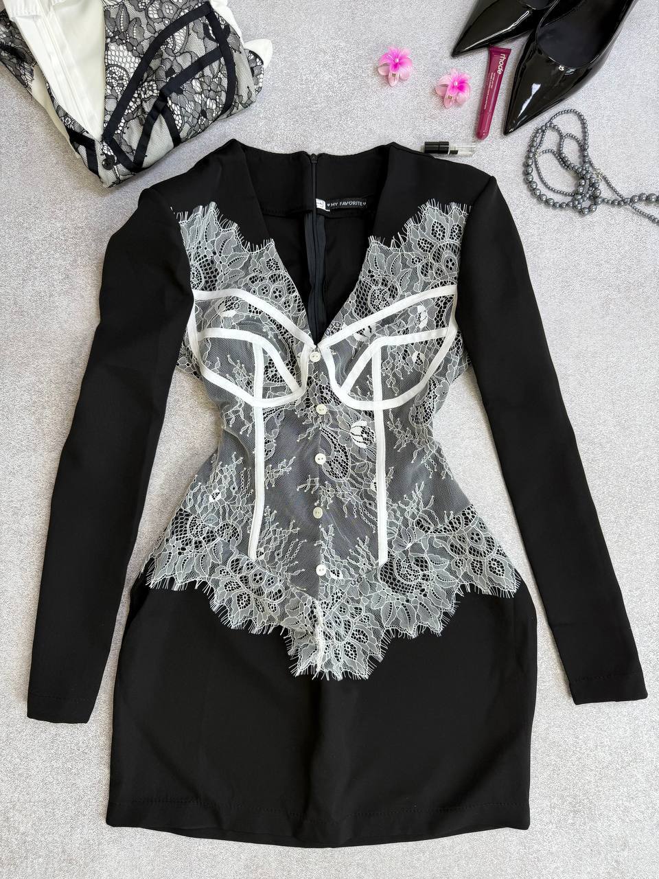 Juoda elegantiška suknelė dekoruota nėriniu