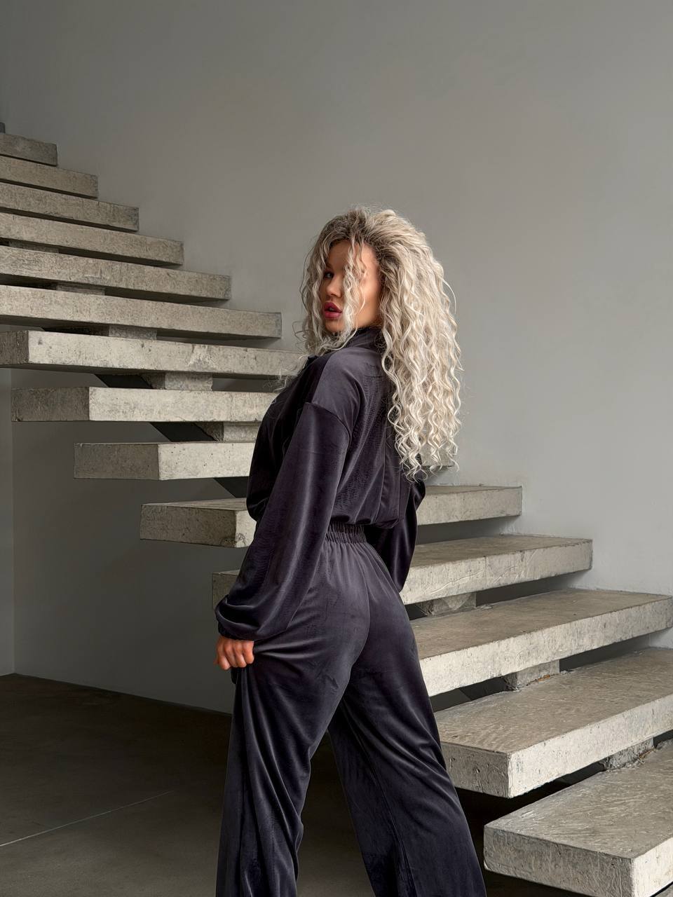 Tamsiai pilkas veliūro kombinezonas