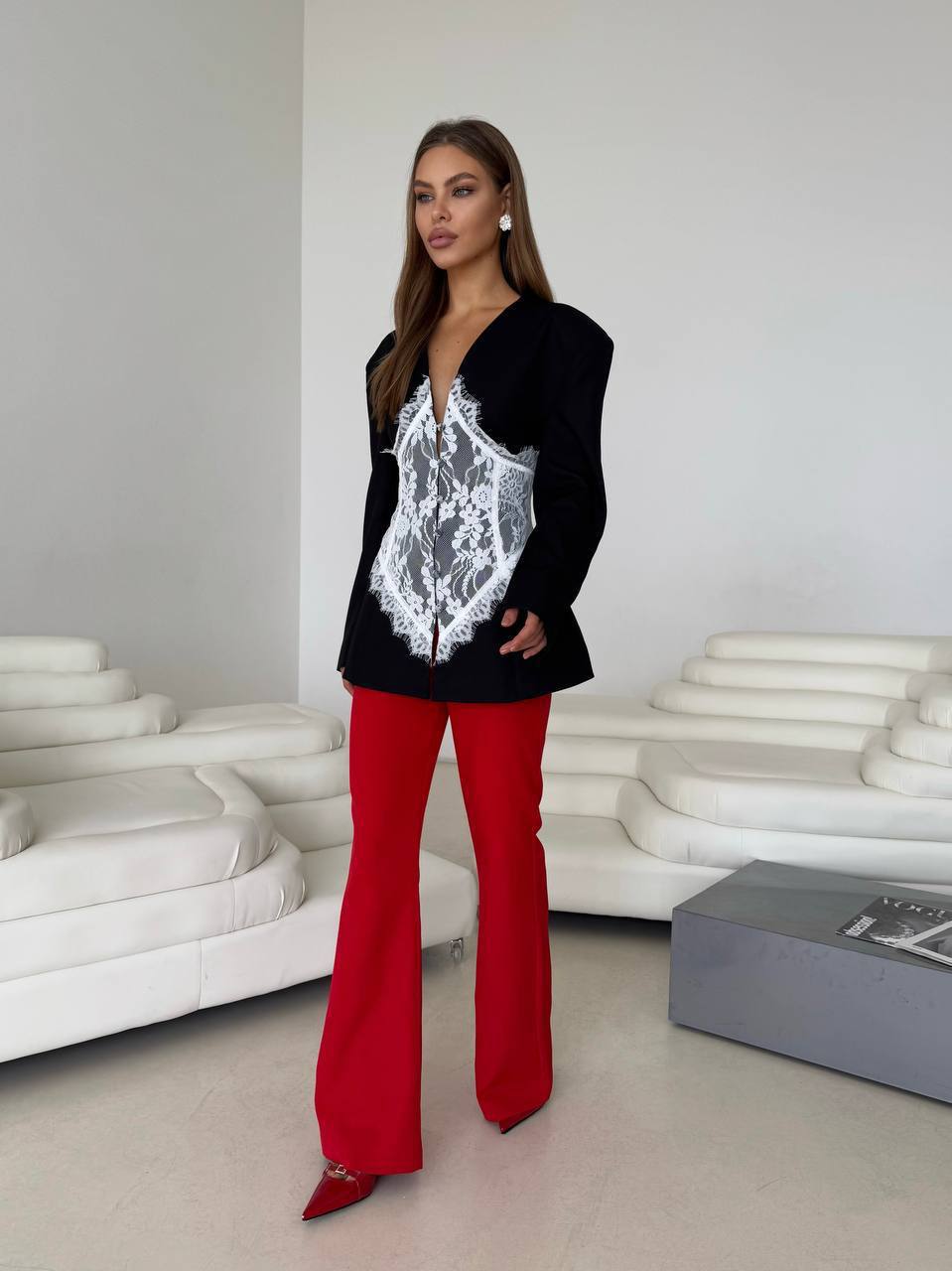 Juodas švarkas dekoruotas nėriniu