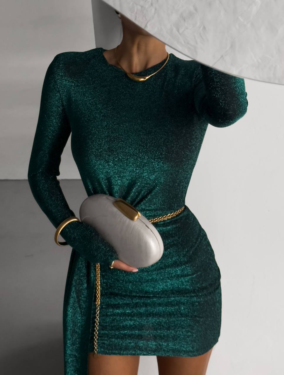 Smaragdo spalvos blizgi suknelė