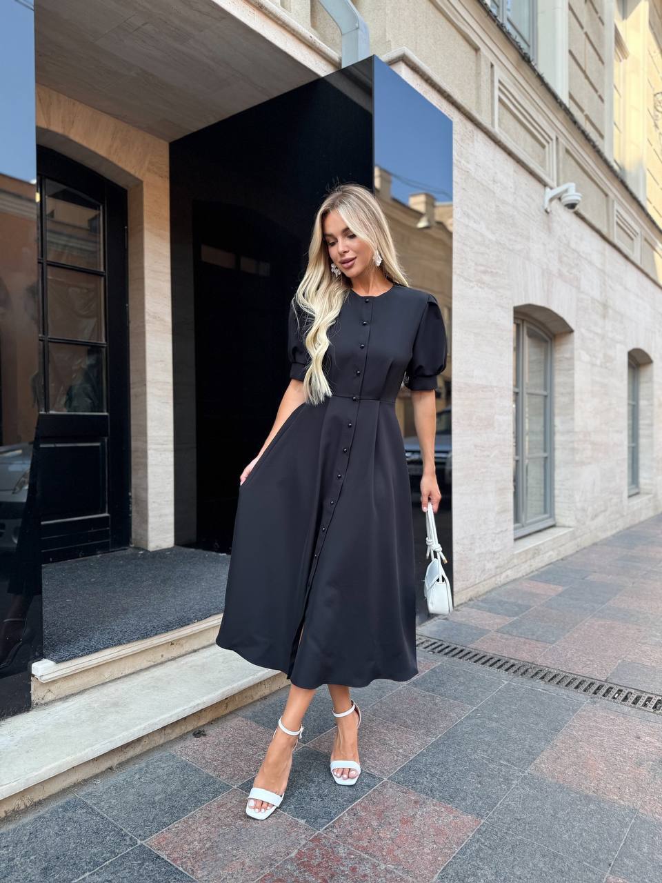Juoda ilgesnė elegantiška suknelė