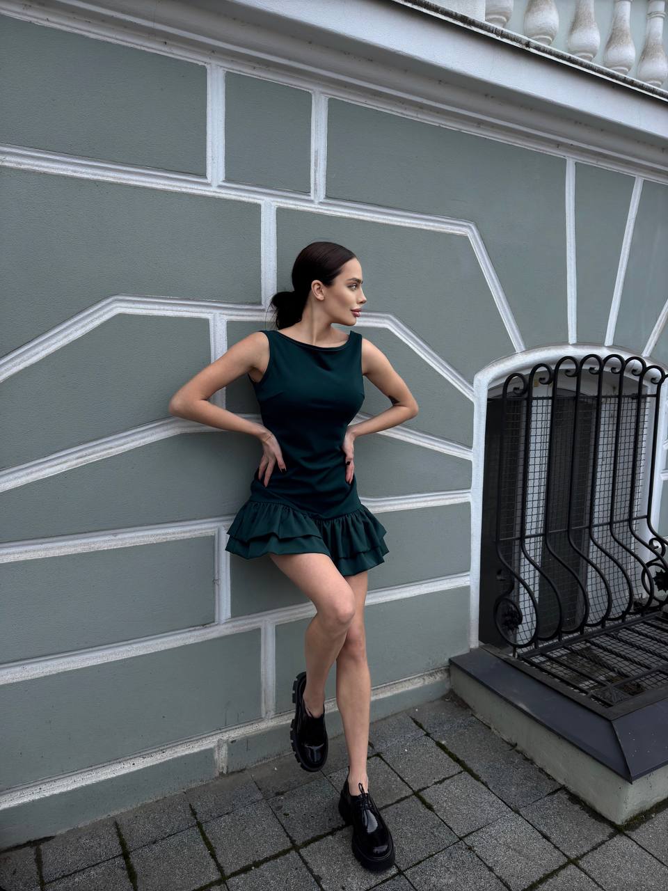 Tamsiai žalia stilinga suknelė 